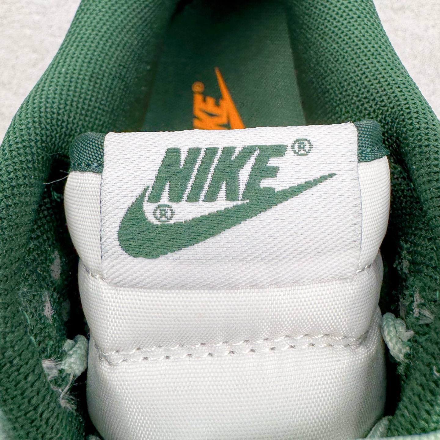 图片[13]-＃YC纯原 NK Dunk Low 森林之子 DD1391-101 此款以蛇年生肖限定为主题设计，鞋身浅绿到墨绿的循序渐变，对晨间雾霭在森林中的溶解轨迹，鞋侧鳞片纹理以3D打印工艺复刻蝰蛇游走轨迹，苔藓绿晕染中底沉淀着雨林暗河的呼吸。将生肖密码穿成流动的图腾，用蛇鳞纹路拓印属于你的潮流态度。定制系列天花板 无原鞋不开发 全系列得物原鞋一比一校对开发 配色持续更新中 终端对接 优势输出 全套原厂楦头原纸板数据档案倾力打造 原汁原味莞产 极致还原 圈内最强针车工艺 高端零售指定版 广东原厂配套原盒原标 鞋盒分三个尺码段 原厂冲刀 超高清洁度 全鞋零毛边皮料切割 采用原厂百宏鞋带以及原厂百宏织唛舌标 内标可供原厂几率过验 进口原装条纹中底布 四线拉帮白色点胶 原厂拉帮手法遵循公司 原厂电绣 极致还原 尺码：36 36.5 37.5 38 38.5 39 40 40.5 41 42 42.5 43 44 44.5 45 46-选品中心