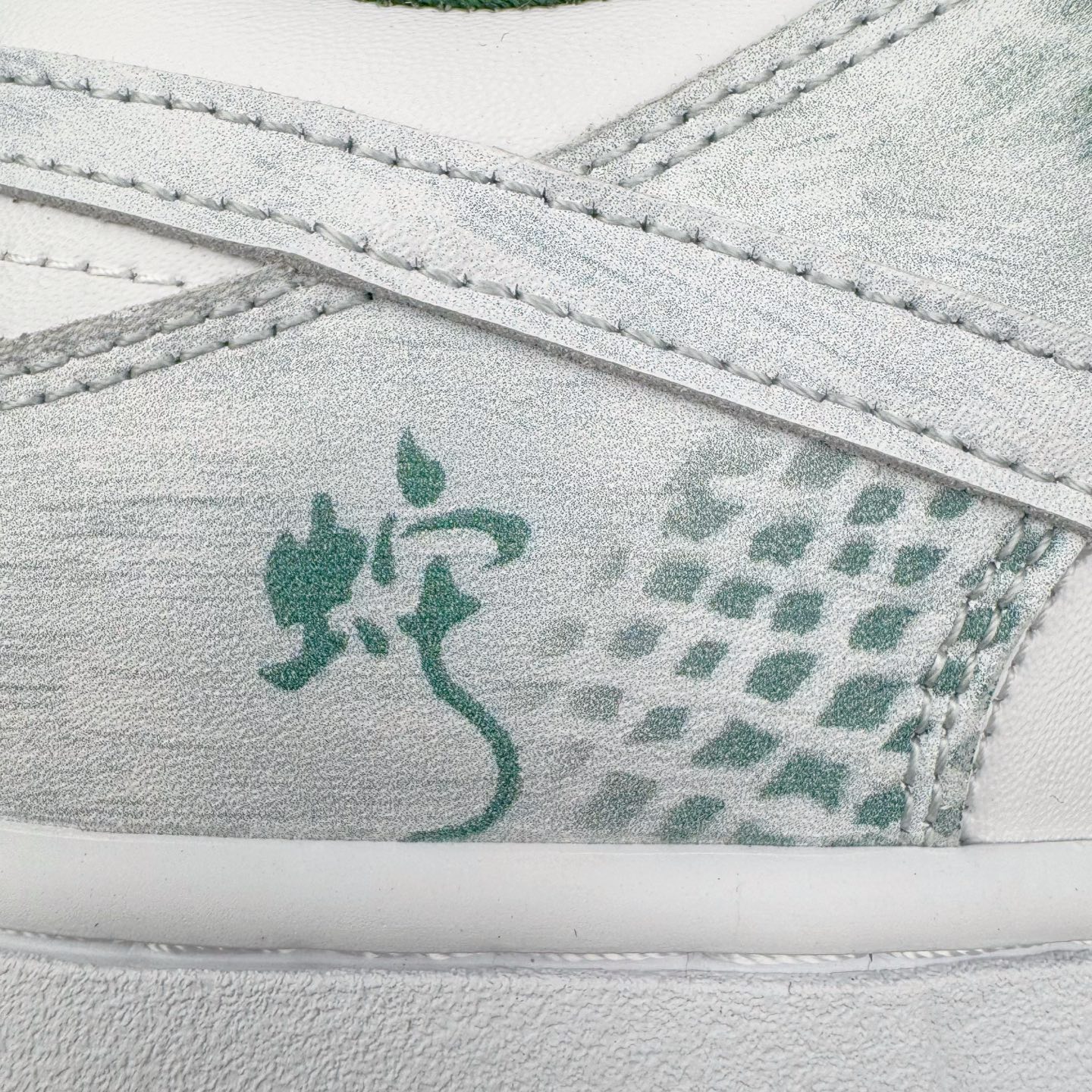 图片[16]-＃YC纯原 NK Dunk Low 森林之子 DD1391-101 此款以蛇年生肖限定为主题设计，鞋身浅绿到墨绿的循序渐变，对晨间雾霭在森林中的溶解轨迹，鞋侧鳞片纹理以3D打印工艺复刻蝰蛇游走轨迹，苔藓绿晕染中底沉淀着雨林暗河的呼吸。将生肖密码穿成流动的图腾，用蛇鳞纹路拓印属于你的潮流态度。定制系列天花板 无原鞋不开发 全系列得物原鞋一比一校对开发 配色持续更新中 终端对接 优势输出 全套原厂楦头原纸板数据档案倾力打造 原汁原味莞产 极致还原 圈内最强针车工艺 高端零售指定版 广东原厂配套原盒原标 鞋盒分三个尺码段 原厂冲刀 超高清洁度 全鞋零毛边皮料切割 采用原厂百宏鞋带以及原厂百宏织唛舌标 内标可供原厂几率过验 进口原装条纹中底布 四线拉帮白色点胶 原厂拉帮手法遵循公司 原厂电绣 极致还原 尺码：36 36.5 37.5 38 38.5 39 40 40.5 41 42 42.5 43 44 44.5 45 46-选品中心