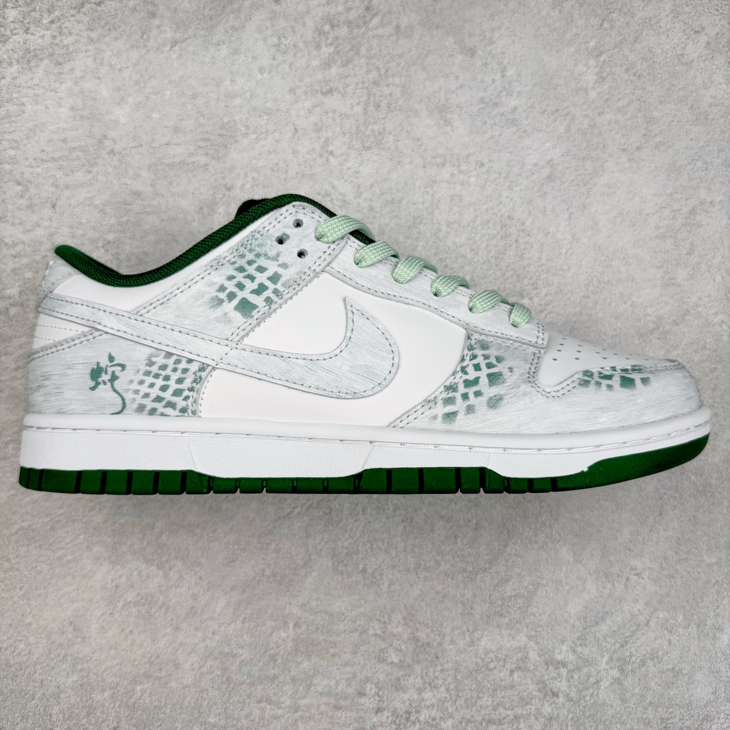 ＃YC纯原 NK Dunk Low 森林之子 DD1391-101 此款以蛇年生肖限定为主题设计，鞋身浅绿到墨绿的循序渐变，对晨间雾霭在森林中的溶解轨迹，鞋侧鳞片纹理以3D打印工艺复刻蝰蛇游走轨迹，苔藓绿晕染中底沉淀着雨林暗河的呼吸。将生肖密码穿成流动的图腾，用蛇鳞纹路拓印属于你的潮流态度。定制系列天花板 无原鞋不开发 全系列得物原鞋一比一校对开发 配色持续更新中 终端对接 优势输出 全套原厂楦头原纸板数据档案倾力打造 原汁原味莞产 极致还原 圈内最强针车工艺 高端零售指定版 广东原厂配套原盒原标 鞋盒分三个尺码段 原厂冲刀 超高清洁度 全鞋零毛边皮料切割 采用原厂百宏鞋带以及原厂百宏织唛舌标 内标可供原厂几率过验 进口原装条纹中底布 四线拉帮白色点胶 原厂拉帮手法遵循公司 原厂电绣 极致还原 尺码：36 36.5 37.5 38 38.5 39 40 40.5 41 42 42.5 43 44 44.5 45 46-选品中心