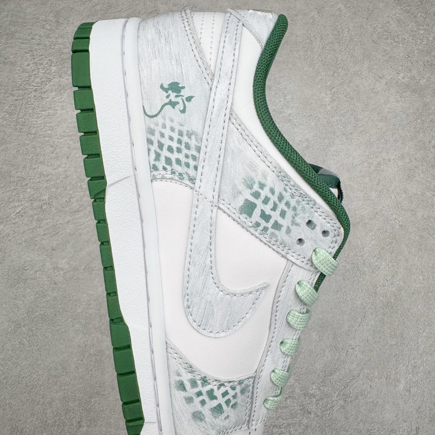 图片[6]-＃YC纯原 NK Dunk Low 森林之子 DD1391-101 此款以蛇年生肖限定为主题设计，鞋身浅绿到墨绿的循序渐变，对晨间雾霭在森林中的溶解轨迹，鞋侧鳞片纹理以3D打印工艺复刻蝰蛇游走轨迹，苔藓绿晕染中底沉淀着雨林暗河的呼吸。将生肖密码穿成流动的图腾，用蛇鳞纹路拓印属于你的潮流态度。定制系列天花板 无原鞋不开发 全系列得物原鞋一比一校对开发 配色持续更新中 终端对接 优势输出 全套原厂楦头原纸板数据档案倾力打造 原汁原味莞产 极致还原 圈内最强针车工艺 高端零售指定版 广东原厂配套原盒原标 鞋盒分三个尺码段 原厂冲刀 超高清洁度 全鞋零毛边皮料切割 采用原厂百宏鞋带以及原厂百宏织唛舌标 内标可供原厂几率过验 进口原装条纹中底布 四线拉帮白色点胶 原厂拉帮手法遵循公司 原厂电绣 极致还原 尺码：36 36.5 37.5 38 38.5 39 40 40.5 41 42 42.5 43 44 44.5 45 46-选品中心