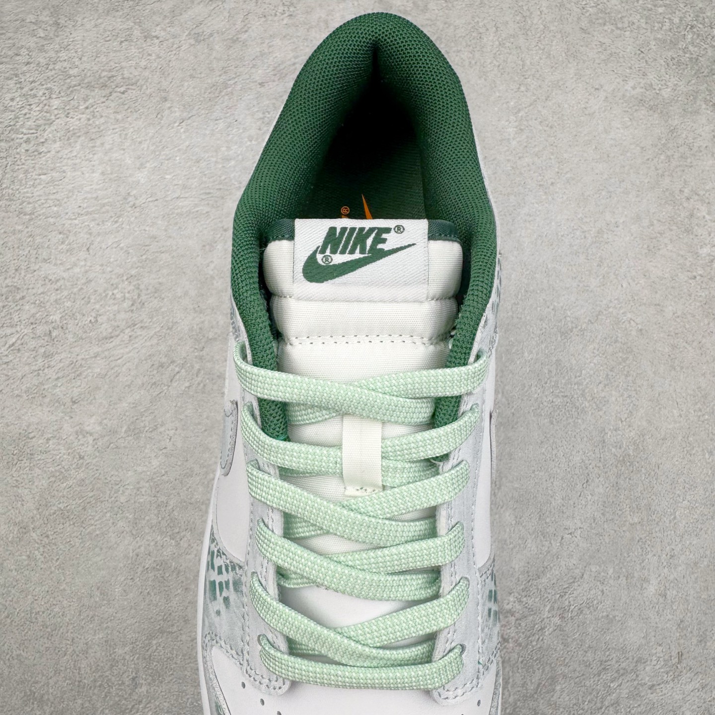 图片[5]-＃YC纯原 NK Dunk Low 森林之子 DD1391-101 此款以蛇年生肖限定为主题设计，鞋身浅绿到墨绿的循序渐变，对晨间雾霭在森林中的溶解轨迹，鞋侧鳞片纹理以3D打印工艺复刻蝰蛇游走轨迹，苔藓绿晕染中底沉淀着雨林暗河的呼吸。将生肖密码穿成流动的图腾，用蛇鳞纹路拓印属于你的潮流态度。定制系列天花板 无原鞋不开发 全系列得物原鞋一比一校对开发 配色持续更新中 终端对接 优势输出 全套原厂楦头原纸板数据档案倾力打造 原汁原味莞产 极致还原 圈内最强针车工艺 高端零售指定版 广东原厂配套原盒原标 鞋盒分三个尺码段 原厂冲刀 超高清洁度 全鞋零毛边皮料切割 采用原厂百宏鞋带以及原厂百宏织唛舌标 内标可供原厂几率过验 进口原装条纹中底布 四线拉帮白色点胶 原厂拉帮手法遵循公司 原厂电绣 极致还原 尺码：36 36.5 37.5 38 38.5 39 40 40.5 41 42 42.5 43 44 44.5 45 46-选品中心