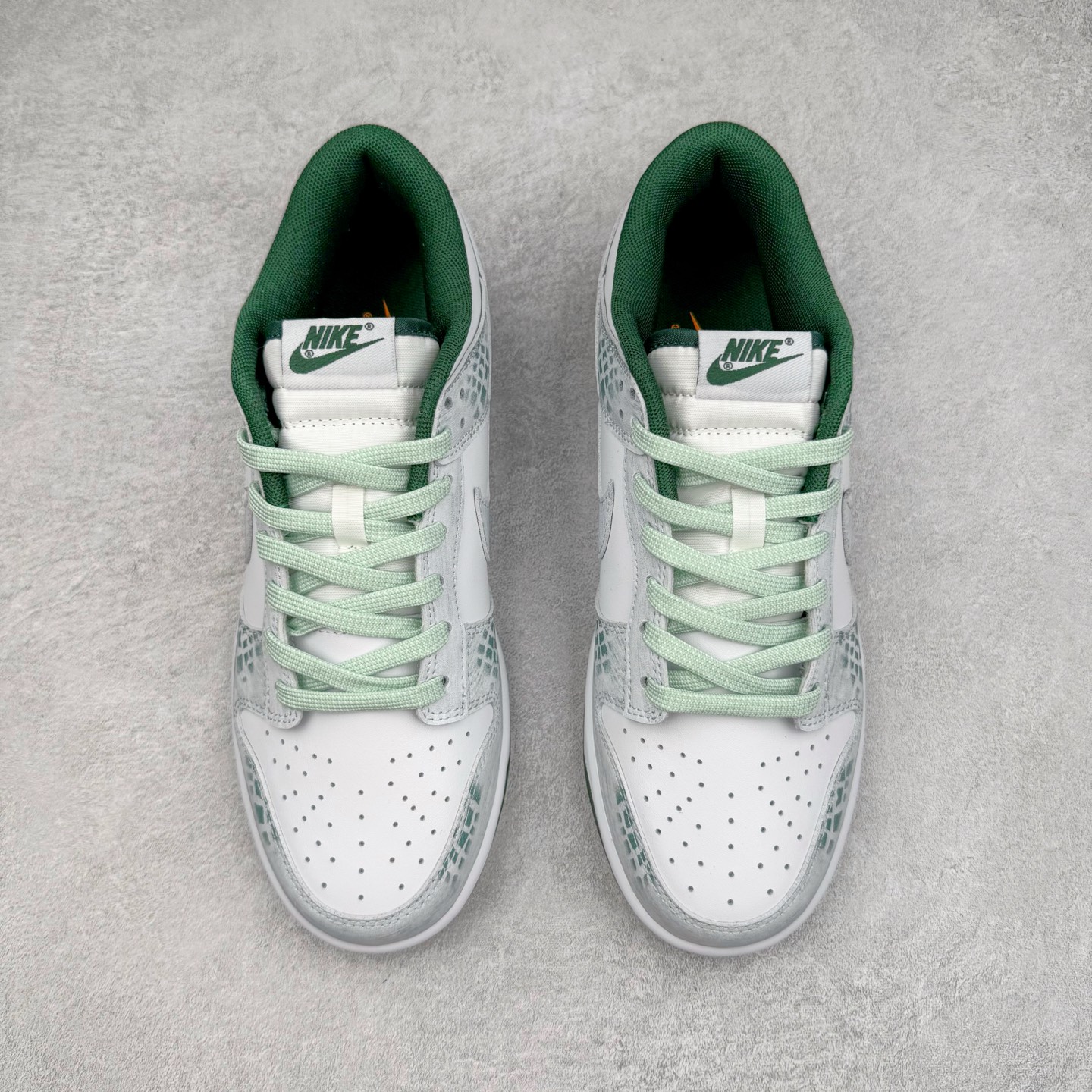 图片[2]-＃YC纯原 NK Dunk Low 森林之子 DD1391-101 此款以蛇年生肖限定为主题设计，鞋身浅绿到墨绿的循序渐变，对晨间雾霭在森林中的溶解轨迹，鞋侧鳞片纹理以3D打印工艺复刻蝰蛇游走轨迹，苔藓绿晕染中底沉淀着雨林暗河的呼吸。将生肖密码穿成流动的图腾，用蛇鳞纹路拓印属于你的潮流态度。定制系列天花板 无原鞋不开发 全系列得物原鞋一比一校对开发 配色持续更新中 终端对接 优势输出 全套原厂楦头原纸板数据档案倾力打造 原汁原味莞产 极致还原 圈内最强针车工艺 高端零售指定版 广东原厂配套原盒原标 鞋盒分三个尺码段 原厂冲刀 超高清洁度 全鞋零毛边皮料切割 采用原厂百宏鞋带以及原厂百宏织唛舌标 内标可供原厂几率过验 进口原装条纹中底布 四线拉帮白色点胶 原厂拉帮手法遵循公司 原厂电绣 极致还原 尺码：36 36.5 37.5 38 38.5 39 40 40.5 41 42 42.5 43 44 44.5 45 46-选品中心