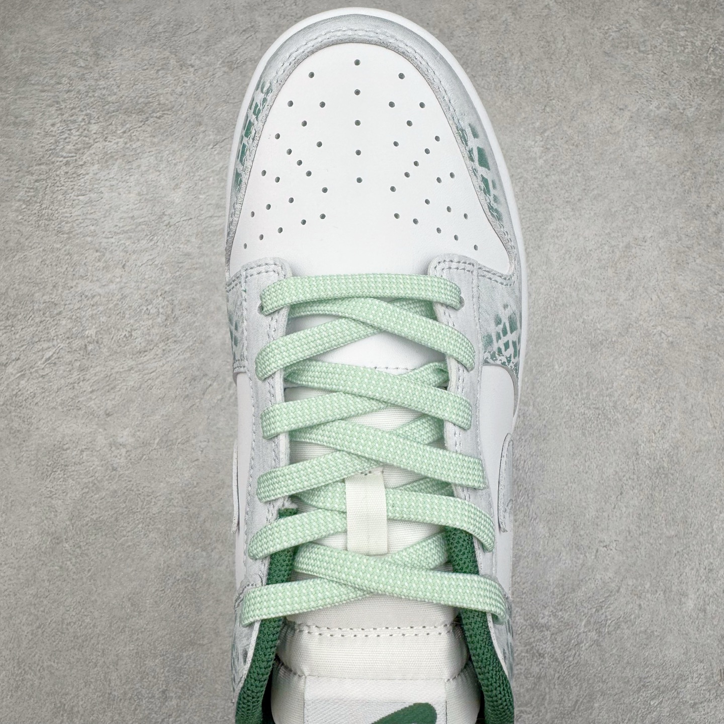 图片[4]-＃YC纯原 NK Dunk Low 森林之子 DD1391-101 此款以蛇年生肖限定为主题设计，鞋身浅绿到墨绿的循序渐变，对晨间雾霭在森林中的溶解轨迹，鞋侧鳞片纹理以3D打印工艺复刻蝰蛇游走轨迹，苔藓绿晕染中底沉淀着雨林暗河的呼吸。将生肖密码穿成流动的图腾，用蛇鳞纹路拓印属于你的潮流态度。定制系列天花板 无原鞋不开发 全系列得物原鞋一比一校对开发 配色持续更新中 终端对接 优势输出 全套原厂楦头原纸板数据档案倾力打造 原汁原味莞产 极致还原 圈内最强针车工艺 高端零售指定版 广东原厂配套原盒原标 鞋盒分三个尺码段 原厂冲刀 超高清洁度 全鞋零毛边皮料切割 采用原厂百宏鞋带以及原厂百宏织唛舌标 内标可供原厂几率过验 进口原装条纹中底布 四线拉帮白色点胶 原厂拉帮手法遵循公司 原厂电绣 极致还原 尺码：36 36.5 37.5 38 38.5 39 40 40.5 41 42 42.5 43 44 44.5 45 46-选品中心