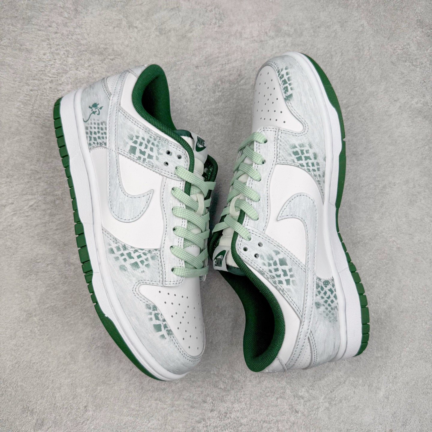 图片[3]-＃YC纯原 NK Dunk Low 森林之子 DD1391-101 此款以蛇年生肖限定为主题设计，鞋身浅绿到墨绿的循序渐变，对晨间雾霭在森林中的溶解轨迹，鞋侧鳞片纹理以3D打印工艺复刻蝰蛇游走轨迹，苔藓绿晕染中底沉淀着雨林暗河的呼吸。将生肖密码穿成流动的图腾，用蛇鳞纹路拓印属于你的潮流态度。定制系列天花板 无原鞋不开发 全系列得物原鞋一比一校对开发 配色持续更新中 终端对接 优势输出 全套原厂楦头原纸板数据档案倾力打造 原汁原味莞产 极致还原 圈内最强针车工艺 高端零售指定版 广东原厂配套原盒原标 鞋盒分三个尺码段 原厂冲刀 超高清洁度 全鞋零毛边皮料切割 采用原厂百宏鞋带以及原厂百宏织唛舌标 内标可供原厂几率过验 进口原装条纹中底布 四线拉帮白色点胶 原厂拉帮手法遵循公司 原厂电绣 极致还原 尺码：36 36.5 37.5 38 38.5 39 40 40.5 41 42 42.5 43 44 44.5 45 46-选品中心