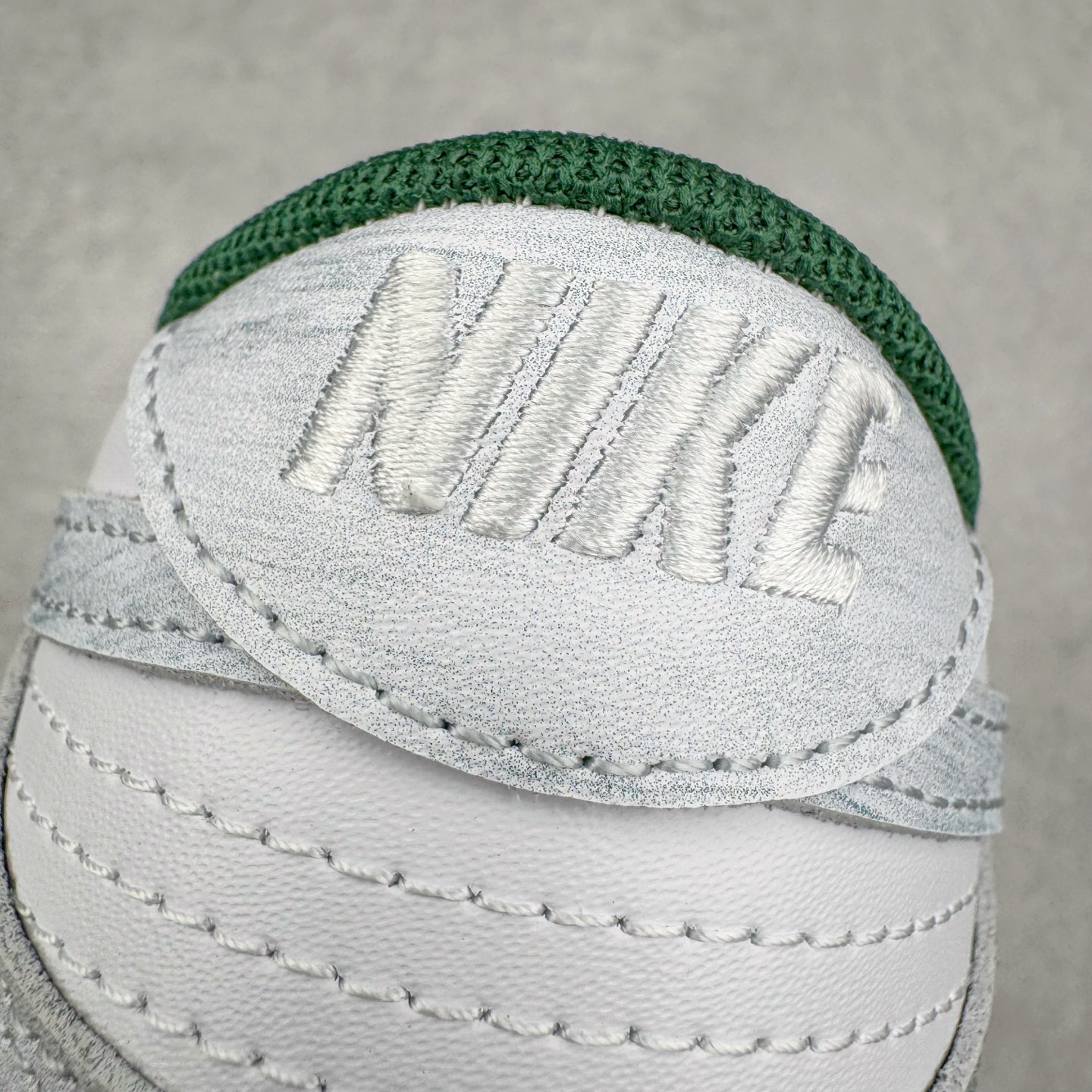 图片[15]-＃YC纯原 NK Dunk Low 森林之子 DD1391-101 此款以蛇年生肖限定为主题设计，鞋身浅绿到墨绿的循序渐变，对晨间雾霭在森林中的溶解轨迹，鞋侧鳞片纹理以3D打印工艺复刻蝰蛇游走轨迹，苔藓绿晕染中底沉淀着雨林暗河的呼吸。将生肖密码穿成流动的图腾，用蛇鳞纹路拓印属于你的潮流态度。定制系列天花板 无原鞋不开发 全系列得物原鞋一比一校对开发 配色持续更新中 终端对接 优势输出 全套原厂楦头原纸板数据档案倾力打造 原汁原味莞产 极致还原 圈内最强针车工艺 高端零售指定版 广东原厂配套原盒原标 鞋盒分三个尺码段 原厂冲刀 超高清洁度 全鞋零毛边皮料切割 采用原厂百宏鞋带以及原厂百宏织唛舌标 内标可供原厂几率过验 进口原装条纹中底布 四线拉帮白色点胶 原厂拉帮手法遵循公司 原厂电绣 极致还原 尺码：36 36.5 37.5 38 38.5 39 40 40.5 41 42 42.5 43 44 44.5 45 46-选品中心