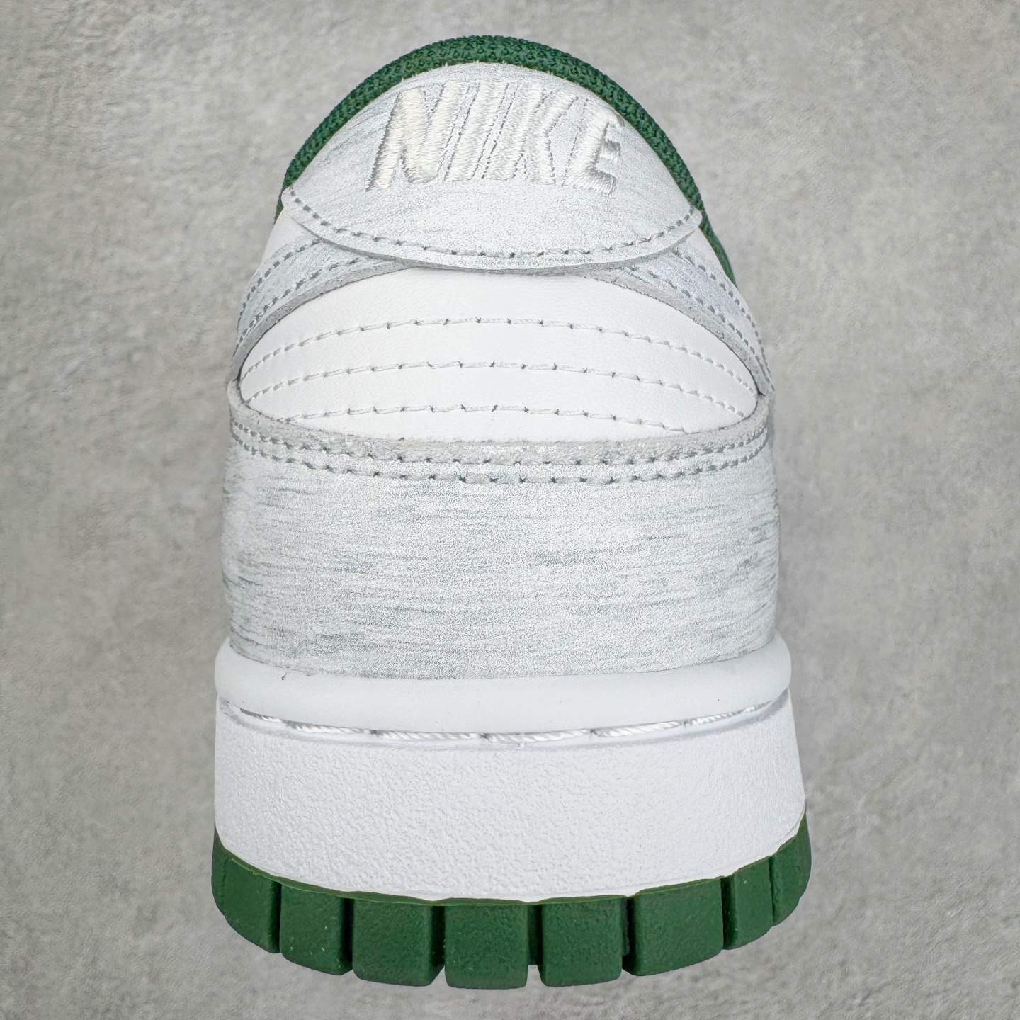 图片[8]-＃YC纯原 NK Dunk Low 森林之子 DD1391-101 此款以蛇年生肖限定为主题设计，鞋身浅绿到墨绿的循序渐变，对晨间雾霭在森林中的溶解轨迹，鞋侧鳞片纹理以3D打印工艺复刻蝰蛇游走轨迹，苔藓绿晕染中底沉淀着雨林暗河的呼吸。将生肖密码穿成流动的图腾，用蛇鳞纹路拓印属于你的潮流态度。定制系列天花板 无原鞋不开发 全系列得物原鞋一比一校对开发 配色持续更新中 终端对接 优势输出 全套原厂楦头原纸板数据档案倾力打造 原汁原味莞产 极致还原 圈内最强针车工艺 高端零售指定版 广东原厂配套原盒原标 鞋盒分三个尺码段 原厂冲刀 超高清洁度 全鞋零毛边皮料切割 采用原厂百宏鞋带以及原厂百宏织唛舌标 内标可供原厂几率过验 进口原装条纹中底布 四线拉帮白色点胶 原厂拉帮手法遵循公司 原厂电绣 极致还原 尺码：36 36.5 37.5 38 38.5 39 40 40.5 41 42 42.5 43 44 44.5 45 46-选品中心