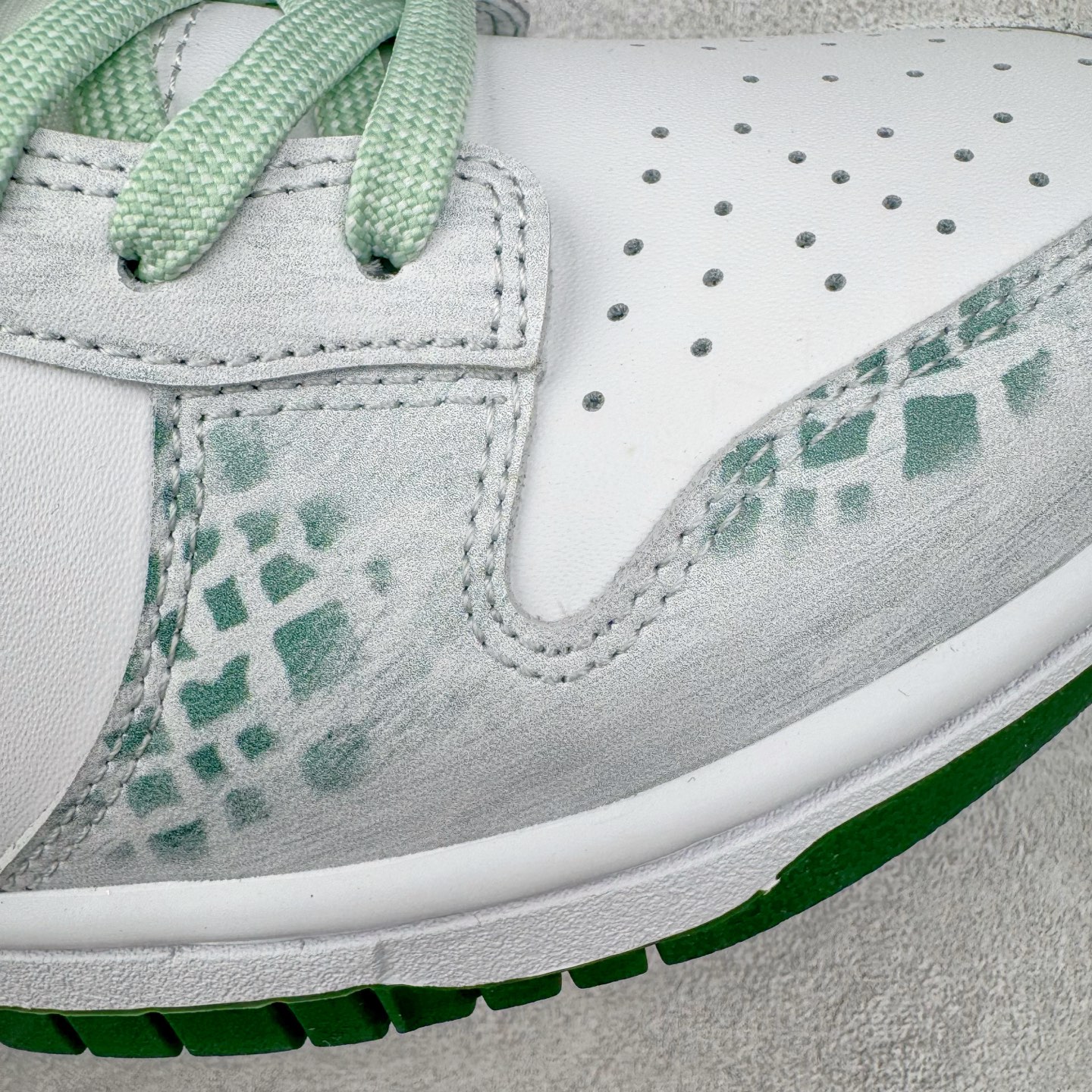 图片[18]-＃YC纯原 NK Dunk Low 森林之子 DD1391-101 此款以蛇年生肖限定为主题设计，鞋身浅绿到墨绿的循序渐变，对晨间雾霭在森林中的溶解轨迹，鞋侧鳞片纹理以3D打印工艺复刻蝰蛇游走轨迹，苔藓绿晕染中底沉淀着雨林暗河的呼吸。将生肖密码穿成流动的图腾，用蛇鳞纹路拓印属于你的潮流态度。定制系列天花板 无原鞋不开发 全系列得物原鞋一比一校对开发 配色持续更新中 终端对接 优势输出 全套原厂楦头原纸板数据档案倾力打造 原汁原味莞产 极致还原 圈内最强针车工艺 高端零售指定版 广东原厂配套原盒原标 鞋盒分三个尺码段 原厂冲刀 超高清洁度 全鞋零毛边皮料切割 采用原厂百宏鞋带以及原厂百宏织唛舌标 内标可供原厂几率过验 进口原装条纹中底布 四线拉帮白色点胶 原厂拉帮手法遵循公司 原厂电绣 极致还原 尺码：36 36.5 37.5 38 38.5 39 40 40.5 41 42 42.5 43 44 44.5 45 46-选品中心