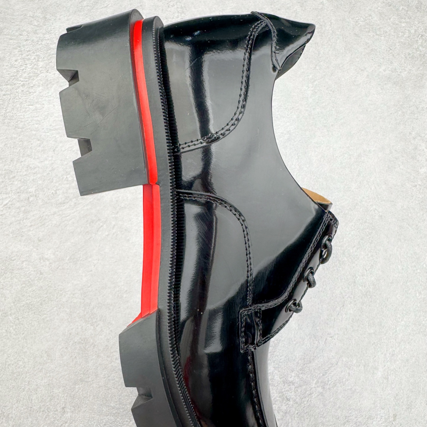 图片[6]-＃GD广顶 CL 路铂廷 Our Georges L 皮革圆头系带休闲鞋男款 Our Georges L的设计前卫，彰显品牌的无匹创意。黑色Abrasivato小牛皮鞋面配上厚坑纹鞋底，将传统便鞋与修长的时尚轮廓巧妙结合。这款原创设计的鞋面设有鞋带，并加上精致的明线细节装饰。CHRISTIAN LOUBOUTIN是来自法国的高跟鞋和口红品牌，由设计师克里斯提•鲁布托创立于1992年，在巴黎开设首家专门店，并创立同名品牌。其红底鞋和权杖口红是CHRISTIAN LOUBOUTIN的招牌标识，凸显女性的柔媚、美丽和不张扬的成熟性感。品牌设计师集艺术家与工匠于一身，打造夺目出众的独特设计，红底成为了他的设计商标。尺码：40 41 42 43 44 45 46-选品中心