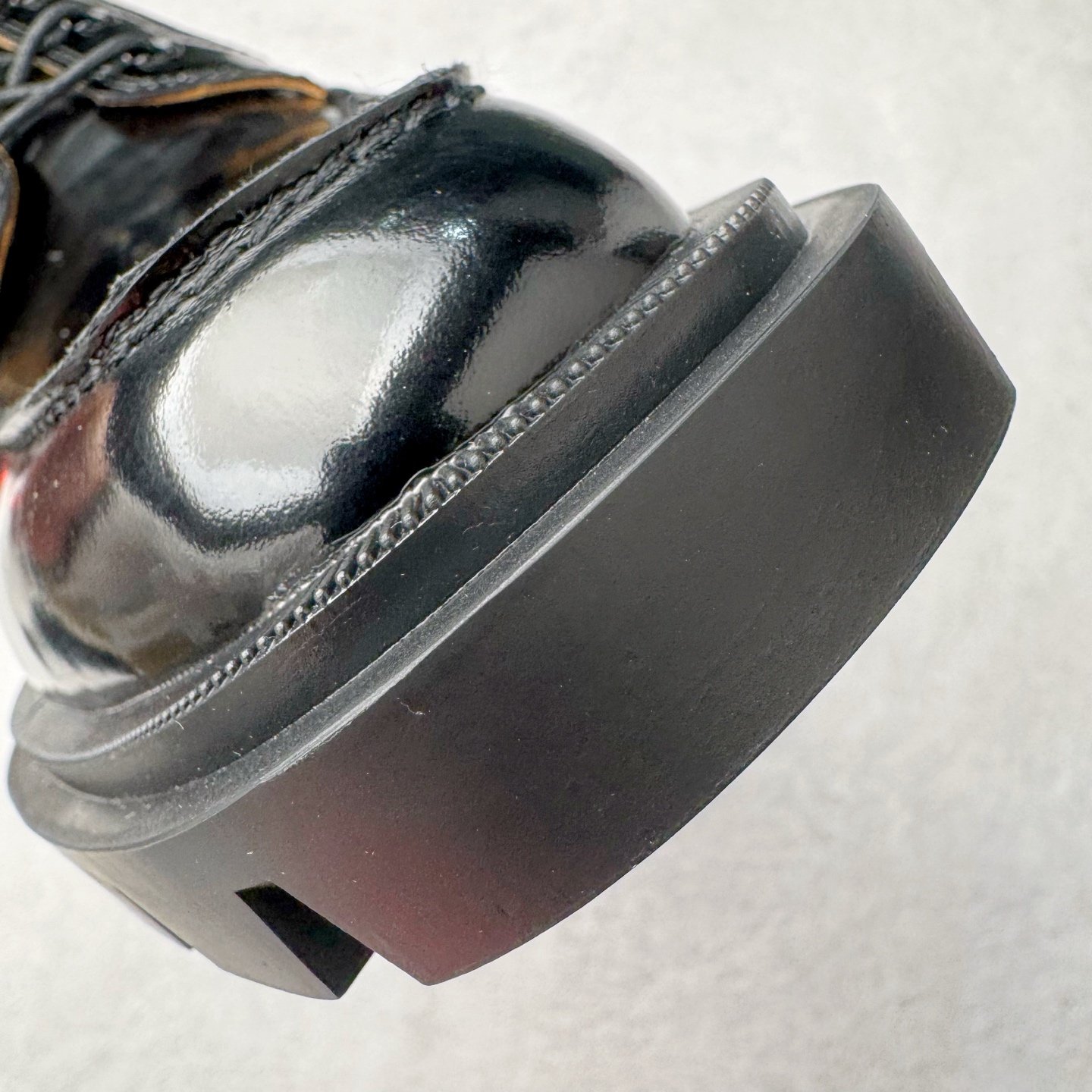 图片[10]-＃GD广顶 CL 路铂廷 Our Georges L 皮革圆头系带休闲鞋男款 Our Georges L的设计前卫，彰显品牌的无匹创意。黑色Abrasivato小牛皮鞋面配上厚坑纹鞋底，将传统便鞋与修长的时尚轮廓巧妙结合。这款原创设计的鞋面设有鞋带，并加上精致的明线细节装饰。CHRISTIAN LOUBOUTIN是来自法国的高跟鞋和口红品牌，由设计师克里斯提•鲁布托创立于1992年，在巴黎开设首家专门店，并创立同名品牌。其红底鞋和权杖口红是CHRISTIAN LOUBOUTIN的招牌标识，凸显女性的柔媚、美丽和不张扬的成熟性感。品牌设计师集艺术家与工匠于一身，打造夺目出众的独特设计，红底成为了他的设计商标。尺码：40 41 42 43 44 45 46-选品中心