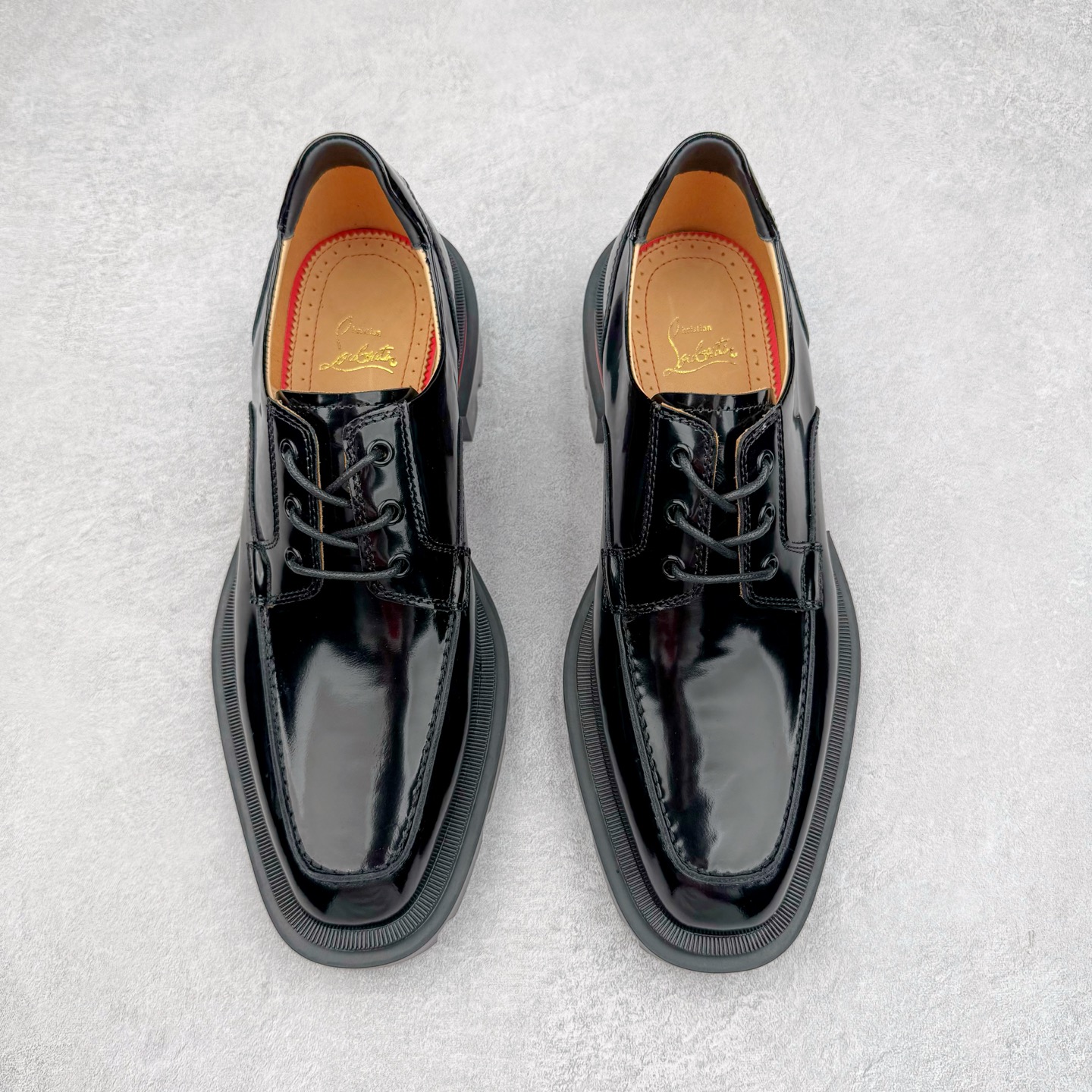 图片[2]-＃GD广顶 CL 路铂廷 Our Georges L 皮革圆头系带休闲鞋男款 Our Georges L的设计前卫，彰显品牌的无匹创意。黑色Abrasivato小牛皮鞋面配上厚坑纹鞋底，将传统便鞋与修长的时尚轮廓巧妙结合。这款原创设计的鞋面设有鞋带，并加上精致的明线细节装饰。CHRISTIAN LOUBOUTIN是来自法国的高跟鞋和口红品牌，由设计师克里斯提•鲁布托创立于1992年，在巴黎开设首家专门店，并创立同名品牌。其红底鞋和权杖口红是CHRISTIAN LOUBOUTIN的招牌标识，凸显女性的柔媚、美丽和不张扬的成熟性感。品牌设计师集艺术家与工匠于一身，打造夺目出众的独特设计，红底成为了他的设计商标。尺码：40 41 42 43 44 45 46-选品中心