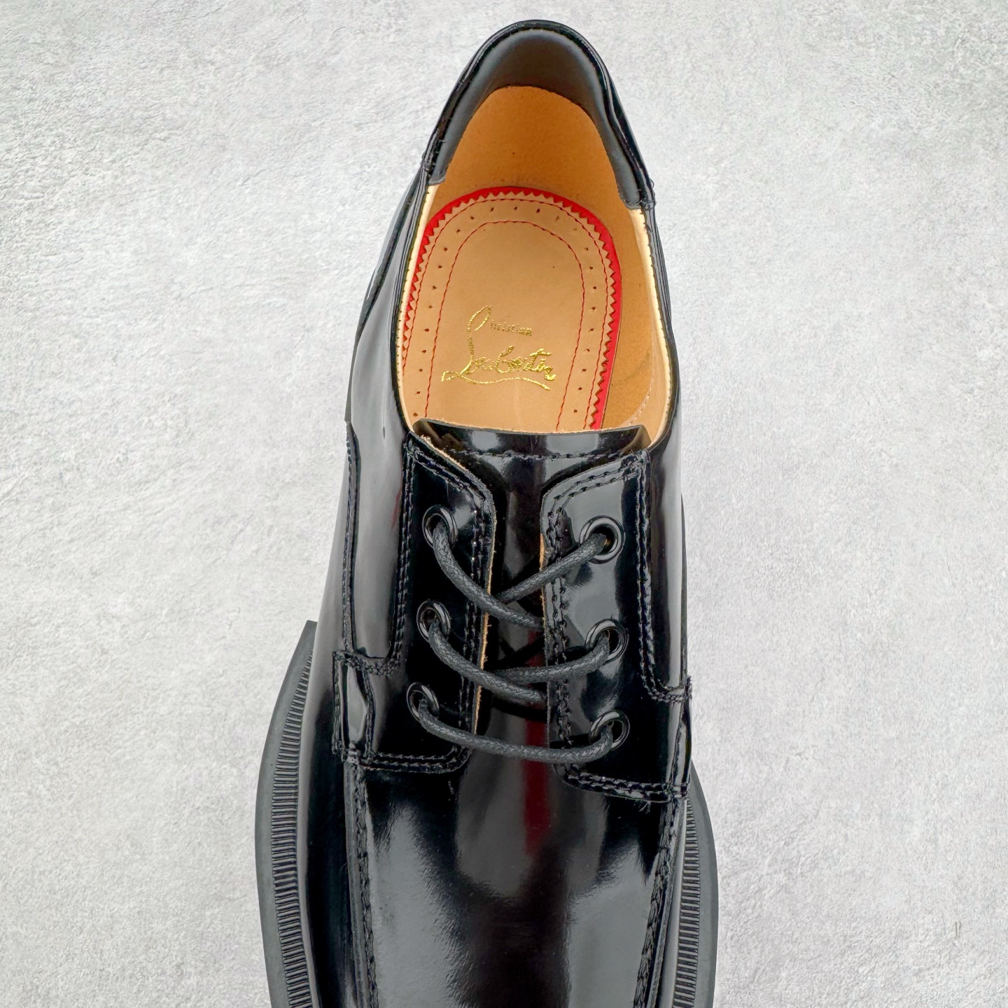 图片[5]-＃GD广顶 CL 路铂廷 Our Georges L 皮革圆头系带休闲鞋男款 Our Georges L的设计前卫，彰显品牌的无匹创意。黑色Abrasivato小牛皮鞋面配上厚坑纹鞋底，将传统便鞋与修长的时尚轮廓巧妙结合。这款原创设计的鞋面设有鞋带，并加上精致的明线细节装饰。CHRISTIAN LOUBOUTIN是来自法国的高跟鞋和口红品牌，由设计师克里斯提•鲁布托创立于1992年，在巴黎开设首家专门店，并创立同名品牌。其红底鞋和权杖口红是CHRISTIAN LOUBOUTIN的招牌标识，凸显女性的柔媚、美丽和不张扬的成熟性感。品牌设计师集艺术家与工匠于一身，打造夺目出众的独特设计，红底成为了他的设计商标。尺码：40 41 42 43 44 45 46-选品中心