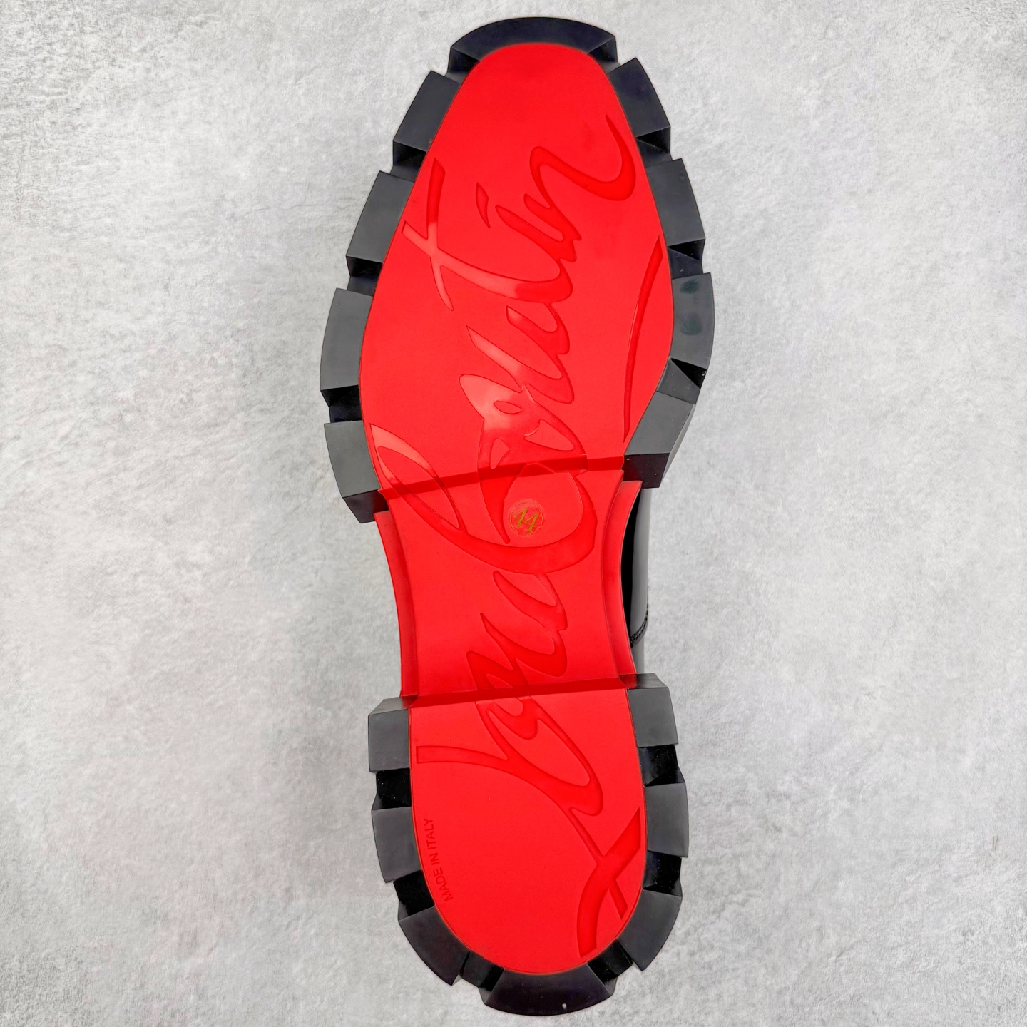 图片[9]-＃GD广顶 CL 路铂廷 Our Georges L 皮革圆头系带休闲鞋男款 Our Georges L的设计前卫，彰显品牌的无匹创意。黑色Abrasivato小牛皮鞋面配上厚坑纹鞋底，将传统便鞋与修长的时尚轮廓巧妙结合。这款原创设计的鞋面设有鞋带，并加上精致的明线细节装饰。CHRISTIAN LOUBOUTIN是来自法国的高跟鞋和口红品牌，由设计师克里斯提•鲁布托创立于1992年，在巴黎开设首家专门店，并创立同名品牌。其红底鞋和权杖口红是CHRISTIAN LOUBOUTIN的招牌标识，凸显女性的柔媚、美丽和不张扬的成熟性感。品牌设计师集艺术家与工匠于一身，打造夺目出众的独特设计，红底成为了他的设计商标。尺码：40 41 42 43 44 45 46-选品中心