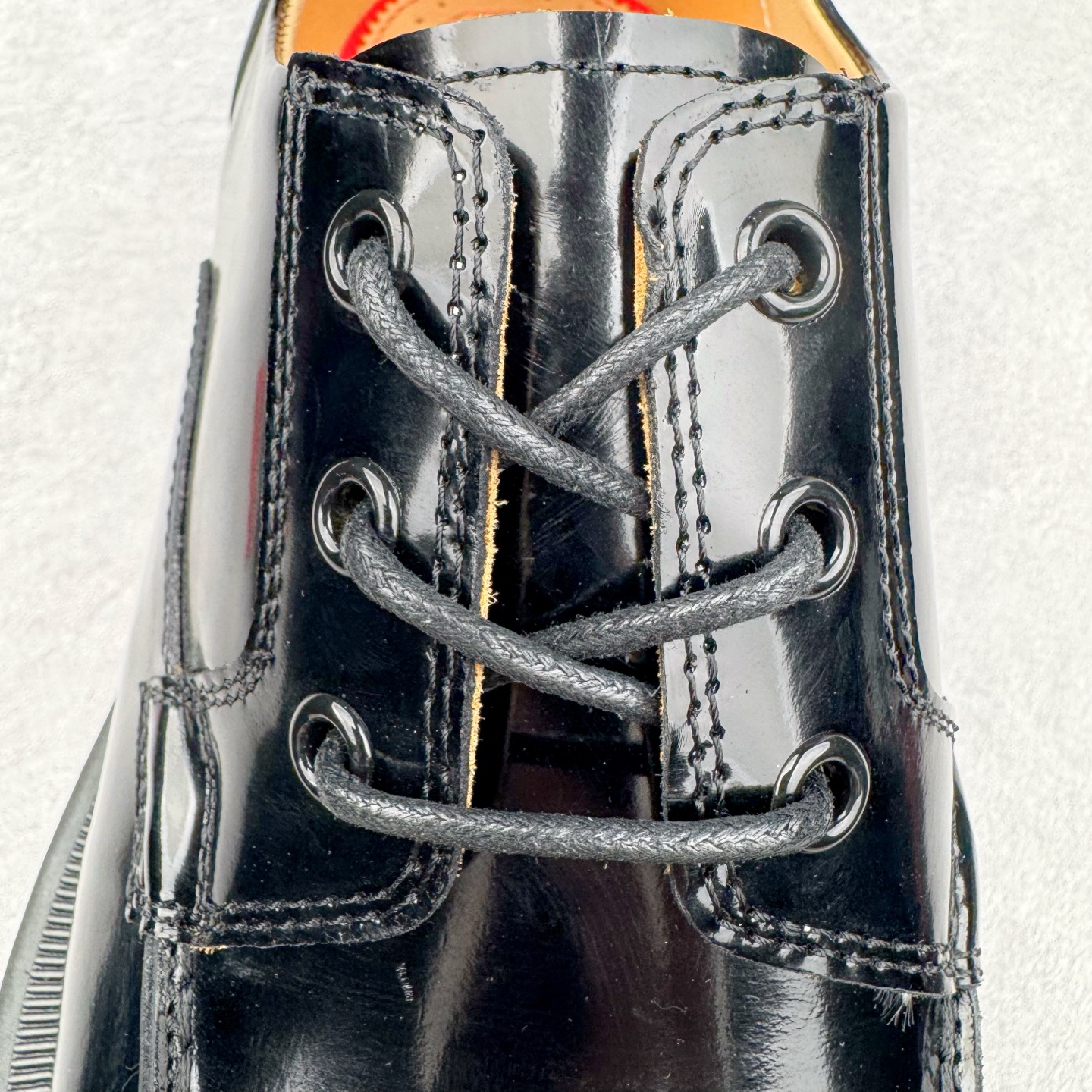 图片[13]-＃GD广顶 CL 路铂廷 Our Georges L 皮革圆头系带休闲鞋男款 Our Georges L的设计前卫，彰显品牌的无匹创意。黑色Abrasivato小牛皮鞋面配上厚坑纹鞋底，将传统便鞋与修长的时尚轮廓巧妙结合。这款原创设计的鞋面设有鞋带，并加上精致的明线细节装饰。CHRISTIAN LOUBOUTIN是来自法国的高跟鞋和口红品牌，由设计师克里斯提•鲁布托创立于1992年，在巴黎开设首家专门店，并创立同名品牌。其红底鞋和权杖口红是CHRISTIAN LOUBOUTIN的招牌标识，凸显女性的柔媚、美丽和不张扬的成熟性感。品牌设计师集艺术家与工匠于一身，打造夺目出众的独特设计，红底成为了他的设计商标。尺码：40 41 42 43 44 45 46-选品中心