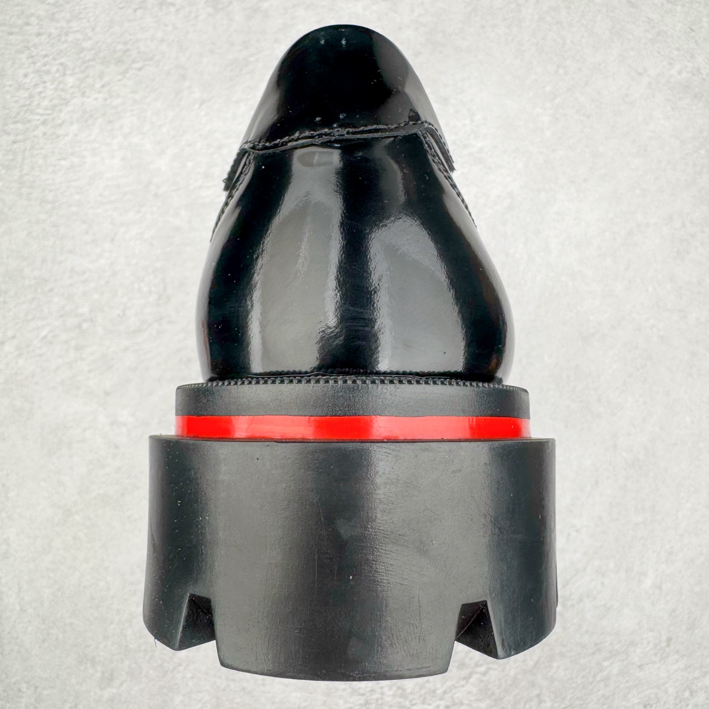 图片[8]-＃GD广顶 CL 路铂廷 Our Georges L 皮革圆头系带休闲鞋男款 Our Georges L的设计前卫，彰显品牌的无匹创意。黑色Abrasivato小牛皮鞋面配上厚坑纹鞋底，将传统便鞋与修长的时尚轮廓巧妙结合。这款原创设计的鞋面设有鞋带，并加上精致的明线细节装饰。CHRISTIAN LOUBOUTIN是来自法国的高跟鞋和口红品牌，由设计师克里斯提•鲁布托创立于1992年，在巴黎开设首家专门店，并创立同名品牌。其红底鞋和权杖口红是CHRISTIAN LOUBOUTIN的招牌标识，凸显女性的柔媚、美丽和不张扬的成熟性感。品牌设计师集艺术家与工匠于一身，打造夺目出众的独特设计，红底成为了他的设计商标。尺码：40 41 42 43 44 45 46-选品中心