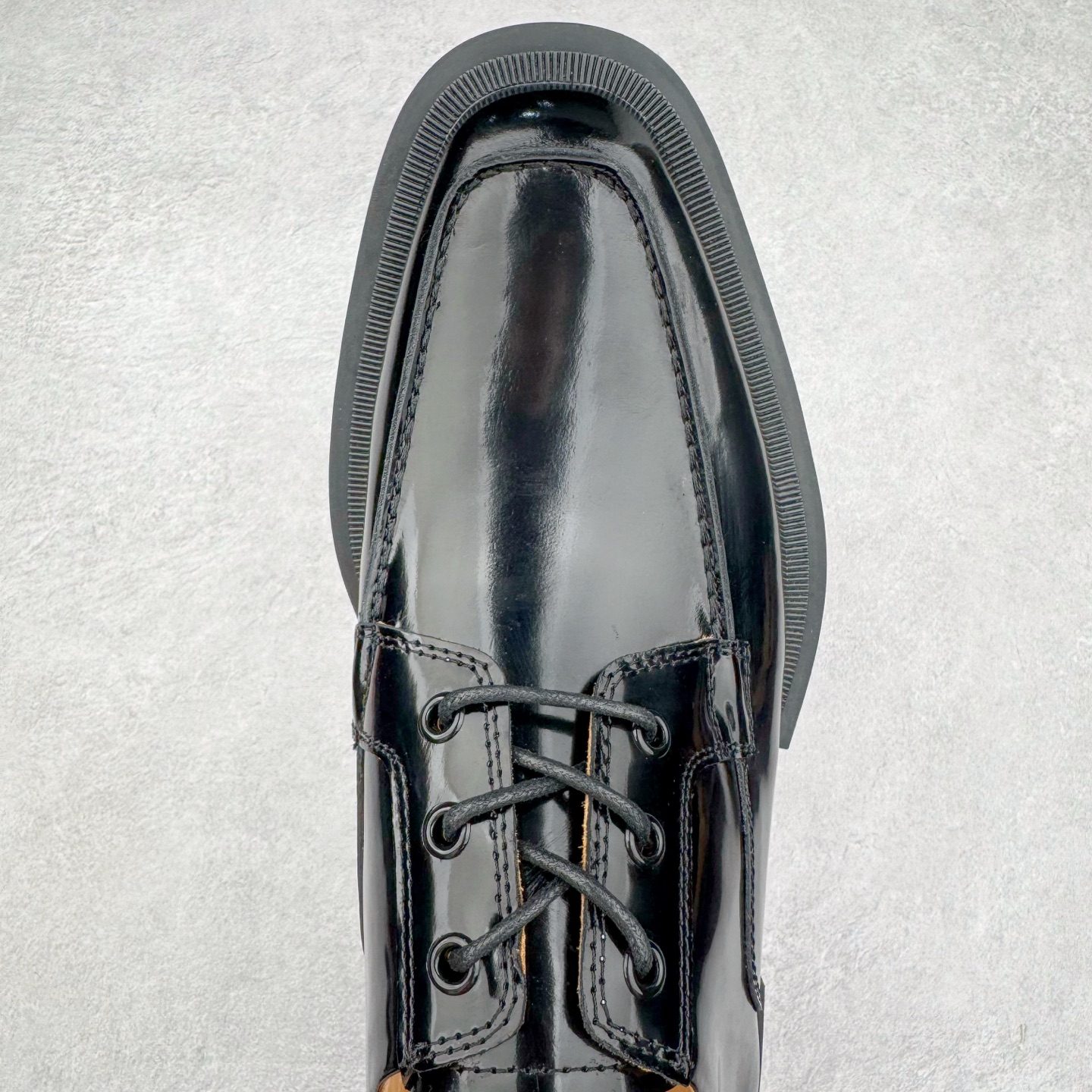 图片[4]-＃GD广顶 CL 路铂廷 Our Georges L 皮革圆头系带休闲鞋男款 Our Georges L的设计前卫，彰显品牌的无匹创意。黑色Abrasivato小牛皮鞋面配上厚坑纹鞋底，将传统便鞋与修长的时尚轮廓巧妙结合。这款原创设计的鞋面设有鞋带，并加上精致的明线细节装饰。CHRISTIAN LOUBOUTIN是来自法国的高跟鞋和口红品牌，由设计师克里斯提•鲁布托创立于1992年，在巴黎开设首家专门店，并创立同名品牌。其红底鞋和权杖口红是CHRISTIAN LOUBOUTIN的招牌标识，凸显女性的柔媚、美丽和不张扬的成熟性感。品牌设计师集艺术家与工匠于一身，打造夺目出众的独特设计，红底成为了他的设计商标。尺码：40 41 42 43 44 45 46-选品中心