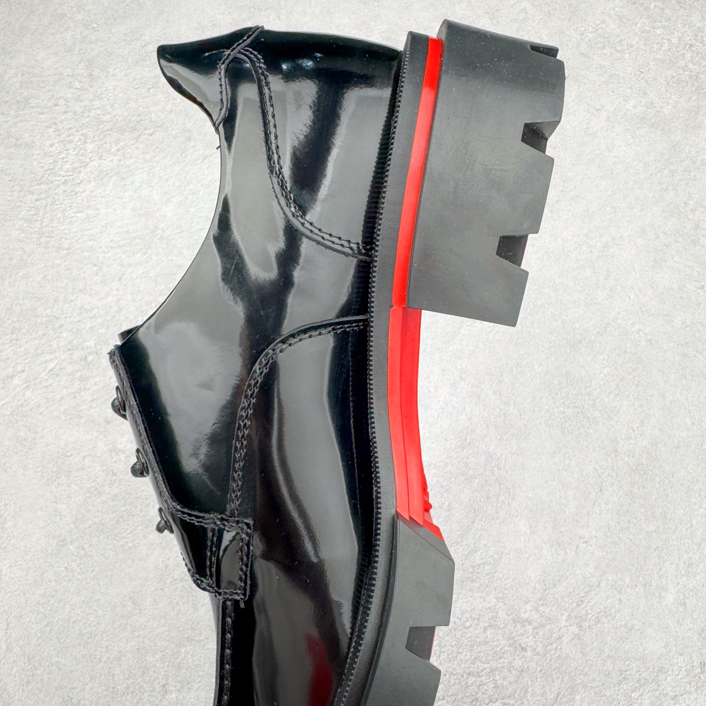 图片[7]-＃GD广顶 CL 路铂廷 Our Georges L 皮革圆头系带休闲鞋男款 Our Georges L的设计前卫，彰显品牌的无匹创意。黑色Abrasivato小牛皮鞋面配上厚坑纹鞋底，将传统便鞋与修长的时尚轮廓巧妙结合。这款原创设计的鞋面设有鞋带，并加上精致的明线细节装饰。CHRISTIAN LOUBOUTIN是来自法国的高跟鞋和口红品牌，由设计师克里斯提•鲁布托创立于1992年，在巴黎开设首家专门店，并创立同名品牌。其红底鞋和权杖口红是CHRISTIAN LOUBOUTIN的招牌标识，凸显女性的柔媚、美丽和不张扬的成熟性感。品牌设计师集艺术家与工匠于一身，打造夺目出众的独特设计，红底成为了他的设计商标。尺码：40 41 42 43 44 45 46-选品中心