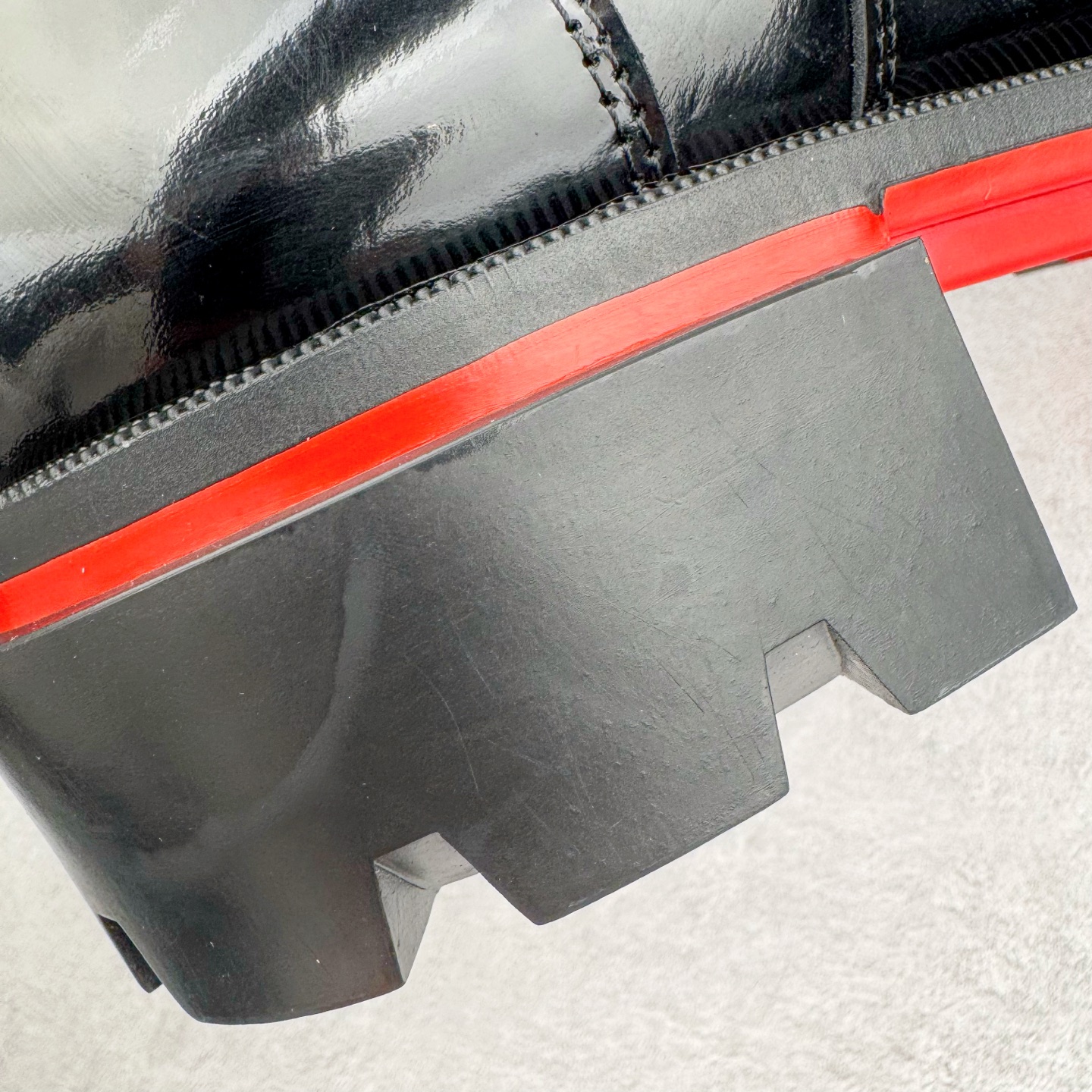 图片[16]-＃GD广顶 CL 路铂廷 Our Georges L 皮革圆头系带休闲鞋男款 Our Georges L的设计前卫，彰显品牌的无匹创意。黑色Abrasivato小牛皮鞋面配上厚坑纹鞋底，将传统便鞋与修长的时尚轮廓巧妙结合。这款原创设计的鞋面设有鞋带，并加上精致的明线细节装饰。CHRISTIAN LOUBOUTIN是来自法国的高跟鞋和口红品牌，由设计师克里斯提•鲁布托创立于1992年，在巴黎开设首家专门店，并创立同名品牌。其红底鞋和权杖口红是CHRISTIAN LOUBOUTIN的招牌标识，凸显女性的柔媚、美丽和不张扬的成熟性感。品牌设计师集艺术家与工匠于一身，打造夺目出众的独特设计，红底成为了他的设计商标。尺码：40 41 42 43 44 45 46-选品中心