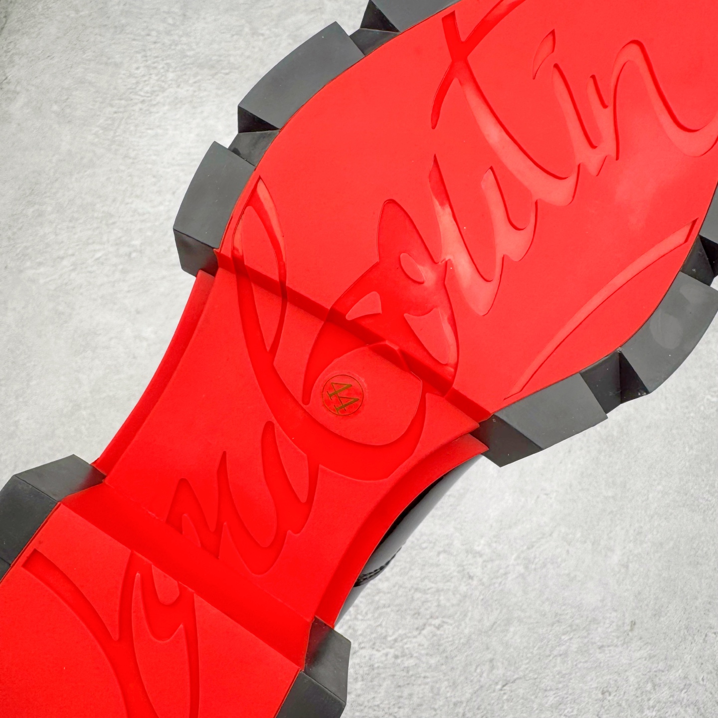 图片[17]-＃GD广顶 CL 路铂廷 Our Georges L 皮革圆头系带休闲鞋男款 Our Georges L的设计前卫，彰显品牌的无匹创意。黑色Abrasivato小牛皮鞋面配上厚坑纹鞋底，将传统便鞋与修长的时尚轮廓巧妙结合。这款原创设计的鞋面设有鞋带，并加上精致的明线细节装饰。CHRISTIAN LOUBOUTIN是来自法国的高跟鞋和口红品牌，由设计师克里斯提•鲁布托创立于1992年，在巴黎开设首家专门店，并创立同名品牌。其红底鞋和权杖口红是CHRISTIAN LOUBOUTIN的招牌标识，凸显女性的柔媚、美丽和不张扬的成熟性感。品牌设计师集艺术家与工匠于一身，打造夺目出众的独特设计，红底成为了他的设计商标。尺码：40 41 42 43 44 45 46-选品中心