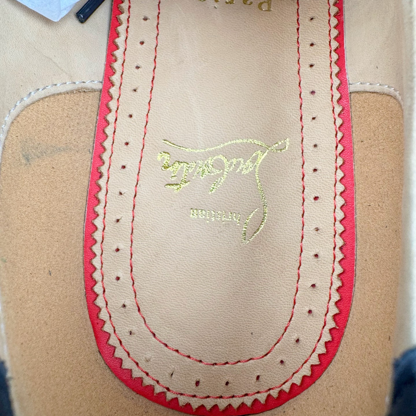 图片[12]-＃GD广顶 CL 路铂廷 Our Georges L 皮革圆头系带休闲鞋男款 Our Georges L的设计前卫，彰显品牌的无匹创意。黑色Abrasivato小牛皮鞋面配上厚坑纹鞋底，将传统便鞋与修长的时尚轮廓巧妙结合。这款原创设计的鞋面设有鞋带，并加上精致的明线细节装饰。CHRISTIAN LOUBOUTIN是来自法国的高跟鞋和口红品牌，由设计师克里斯提•鲁布托创立于1992年，在巴黎开设首家专门店，并创立同名品牌。其红底鞋和权杖口红是CHRISTIAN LOUBOUTIN的招牌标识，凸显女性的柔媚、美丽和不张扬的成熟性感。品牌设计师集艺术家与工匠于一身，打造夺目出众的独特设计，红底成为了他的设计商标。尺码：40 41 42 43 44 45 46-选品中心