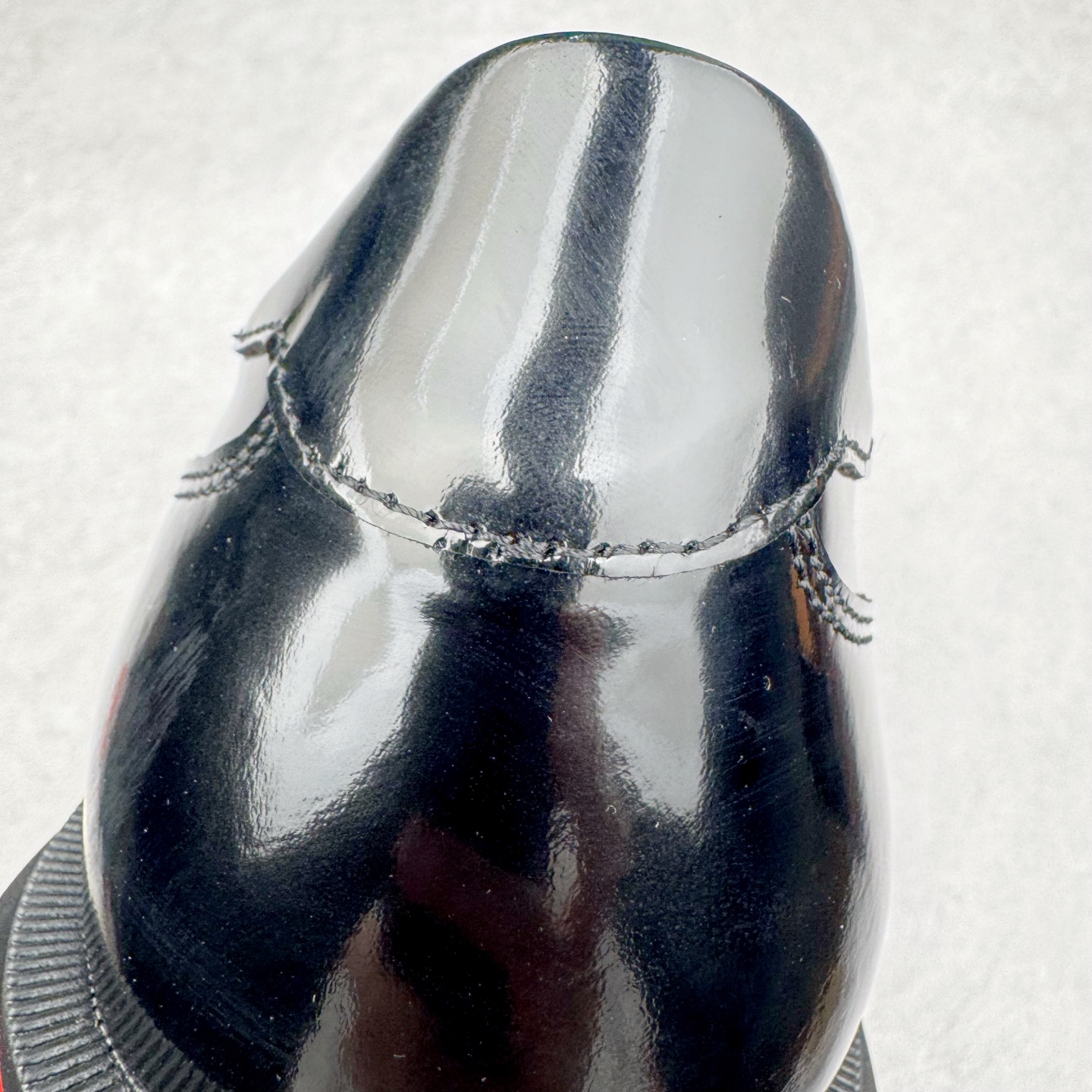 图片[11]-＃GD广顶 CL 路铂廷 Our Georges L 皮革圆头系带休闲鞋男款 Our Georges L的设计前卫，彰显品牌的无匹创意。黑色Abrasivato小牛皮鞋面配上厚坑纹鞋底，将传统便鞋与修长的时尚轮廓巧妙结合。这款原创设计的鞋面设有鞋带，并加上精致的明线细节装饰。CHRISTIAN LOUBOUTIN是来自法国的高跟鞋和口红品牌，由设计师克里斯提•鲁布托创立于1992年，在巴黎开设首家专门店，并创立同名品牌。其红底鞋和权杖口红是CHRISTIAN LOUBOUTIN的招牌标识，凸显女性的柔媚、美丽和不张扬的成熟性感。品牌设计师集艺术家与工匠于一身，打造夺目出众的独特设计，红底成为了他的设计商标。尺码：40 41 42 43 44 45 46-选品中心