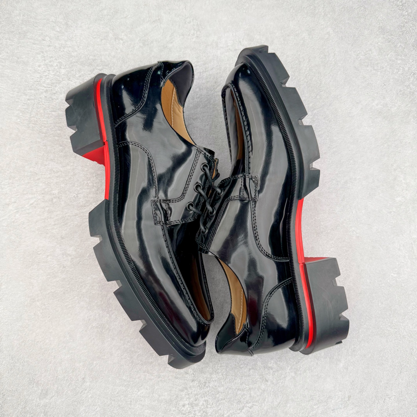 图片[3]-＃GD广顶 CL 路铂廷 Our Georges L 皮革圆头系带休闲鞋男款 Our Georges L的设计前卫，彰显品牌的无匹创意。黑色Abrasivato小牛皮鞋面配上厚坑纹鞋底，将传统便鞋与修长的时尚轮廓巧妙结合。这款原创设计的鞋面设有鞋带，并加上精致的明线细节装饰。CHRISTIAN LOUBOUTIN是来自法国的高跟鞋和口红品牌，由设计师克里斯提•鲁布托创立于1992年，在巴黎开设首家专门店，并创立同名品牌。其红底鞋和权杖口红是CHRISTIAN LOUBOUTIN的招牌标识，凸显女性的柔媚、美丽和不张扬的成熟性感。品牌设计师集艺术家与工匠于一身，打造夺目出众的独特设计，红底成为了他的设计商标。尺码：40 41 42 43 44 45 46-选品中心