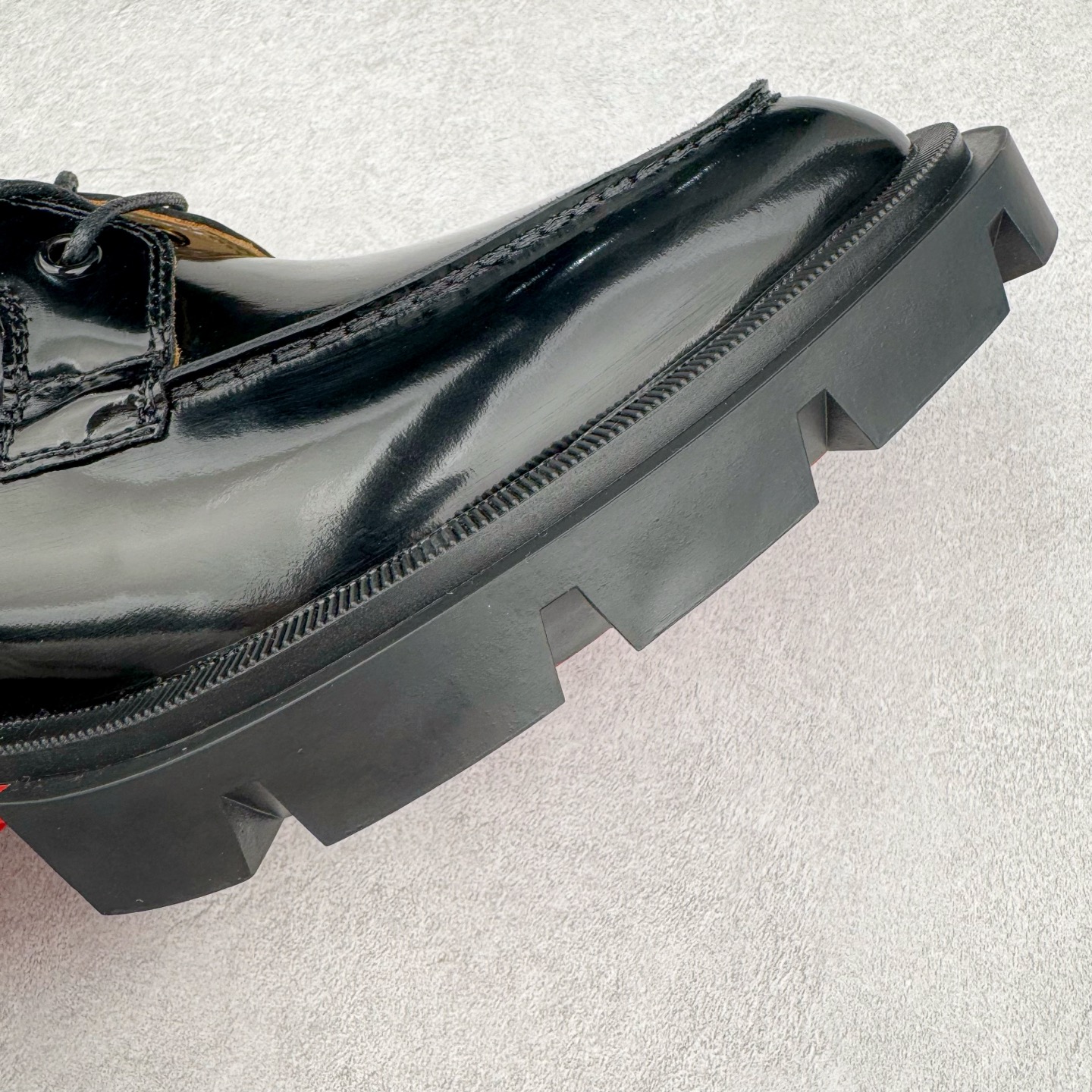 图片[15]-＃GD广顶 CL 路铂廷 Our Georges L 皮革圆头系带休闲鞋男款 Our Georges L的设计前卫，彰显品牌的无匹创意。黑色Abrasivato小牛皮鞋面配上厚坑纹鞋底，将传统便鞋与修长的时尚轮廓巧妙结合。这款原创设计的鞋面设有鞋带，并加上精致的明线细节装饰。CHRISTIAN LOUBOUTIN是来自法国的高跟鞋和口红品牌，由设计师克里斯提•鲁布托创立于1992年，在巴黎开设首家专门店，并创立同名品牌。其红底鞋和权杖口红是CHRISTIAN LOUBOUTIN的招牌标识，凸显女性的柔媚、美丽和不张扬的成熟性感。品牌设计师集艺术家与工匠于一身，打造夺目出众的独特设计，红底成为了他的设计商标。尺码：40 41 42 43 44 45 46-选品中心