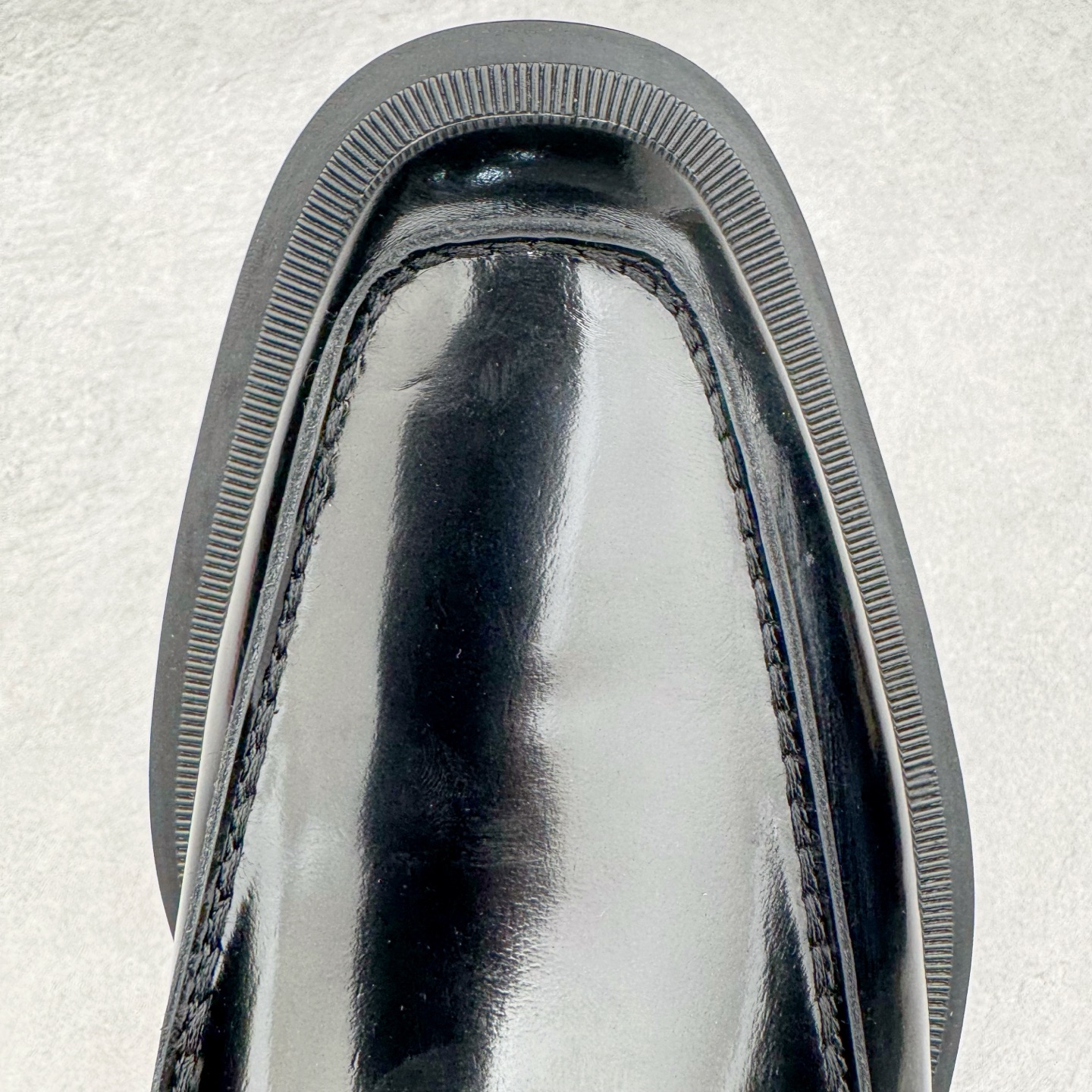 图片[14]-＃GD广顶 CL 路铂廷 Our Georges L 皮革圆头系带休闲鞋男款 Our Georges L的设计前卫，彰显品牌的无匹创意。黑色Abrasivato小牛皮鞋面配上厚坑纹鞋底，将传统便鞋与修长的时尚轮廓巧妙结合。这款原创设计的鞋面设有鞋带，并加上精致的明线细节装饰。CHRISTIAN LOUBOUTIN是来自法国的高跟鞋和口红品牌，由设计师克里斯提•鲁布托创立于1992年，在巴黎开设首家专门店，并创立同名品牌。其红底鞋和权杖口红是CHRISTIAN LOUBOUTIN的招牌标识，凸显女性的柔媚、美丽和不张扬的成熟性感。品牌设计师集艺术家与工匠于一身，打造夺目出众的独特设计，红底成为了他的设计商标。尺码：40 41 42 43 44 45 46-选品中心