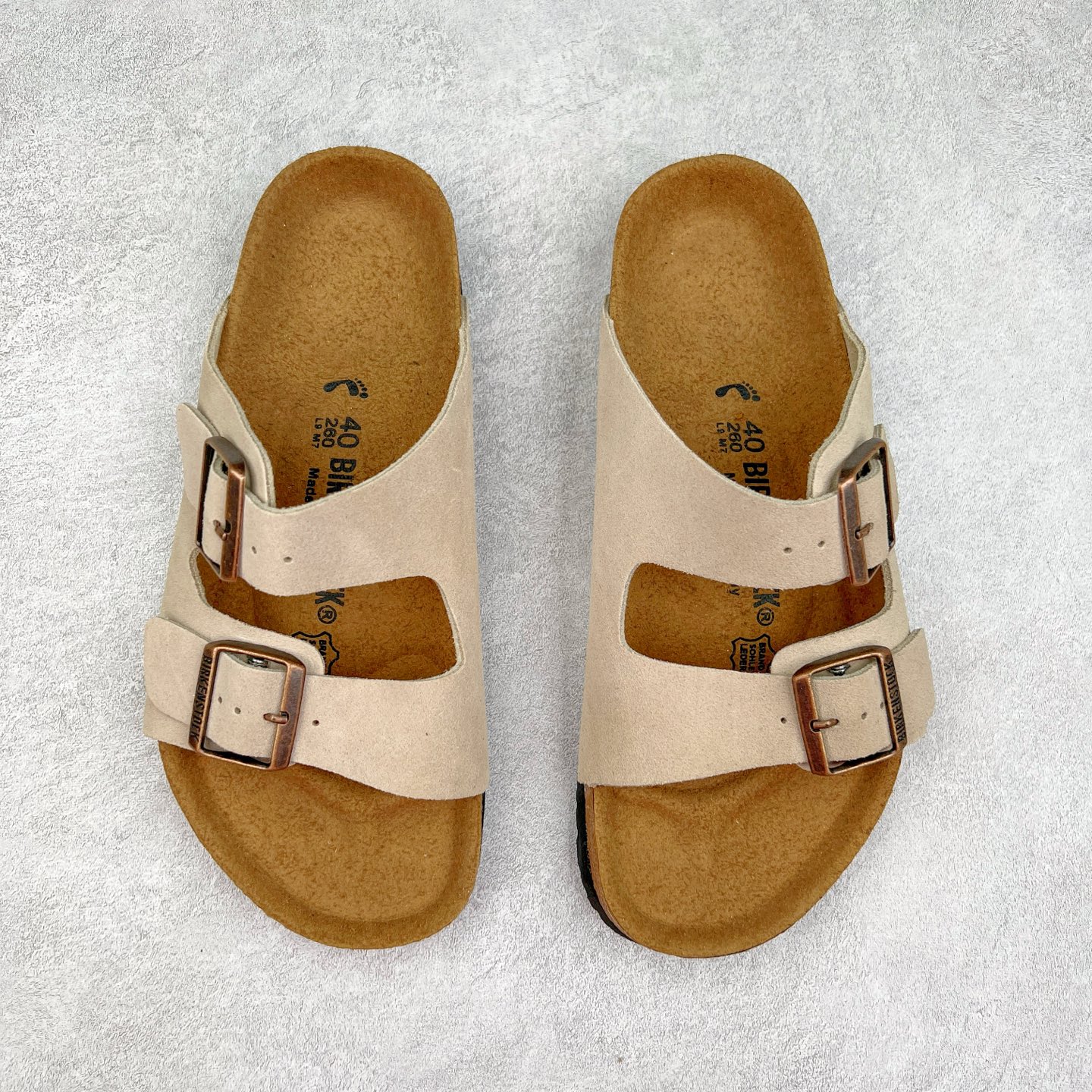 图片[2]-＃福利特价 Birkenstock Arizona 系列勃肯皮革绒面双扣时尚凉拖鞋 牛皮绒面革质地柔软 搭配可调节鞋扣提升穿着舒适度 人体工学设计分散脚部压力 保护脚踝 软木乳胶鞋床具有一定的收缩性 长时间穿着后能贴合脚型 EVA鞋底回弹性和抗张性力高 具有良好的防震、缓冲性 四季皆宜 柔软的鞋床采用额外的泡沫缓冲层 提供额外的舒适感和全天支撑 尺码：35-44-选品中心