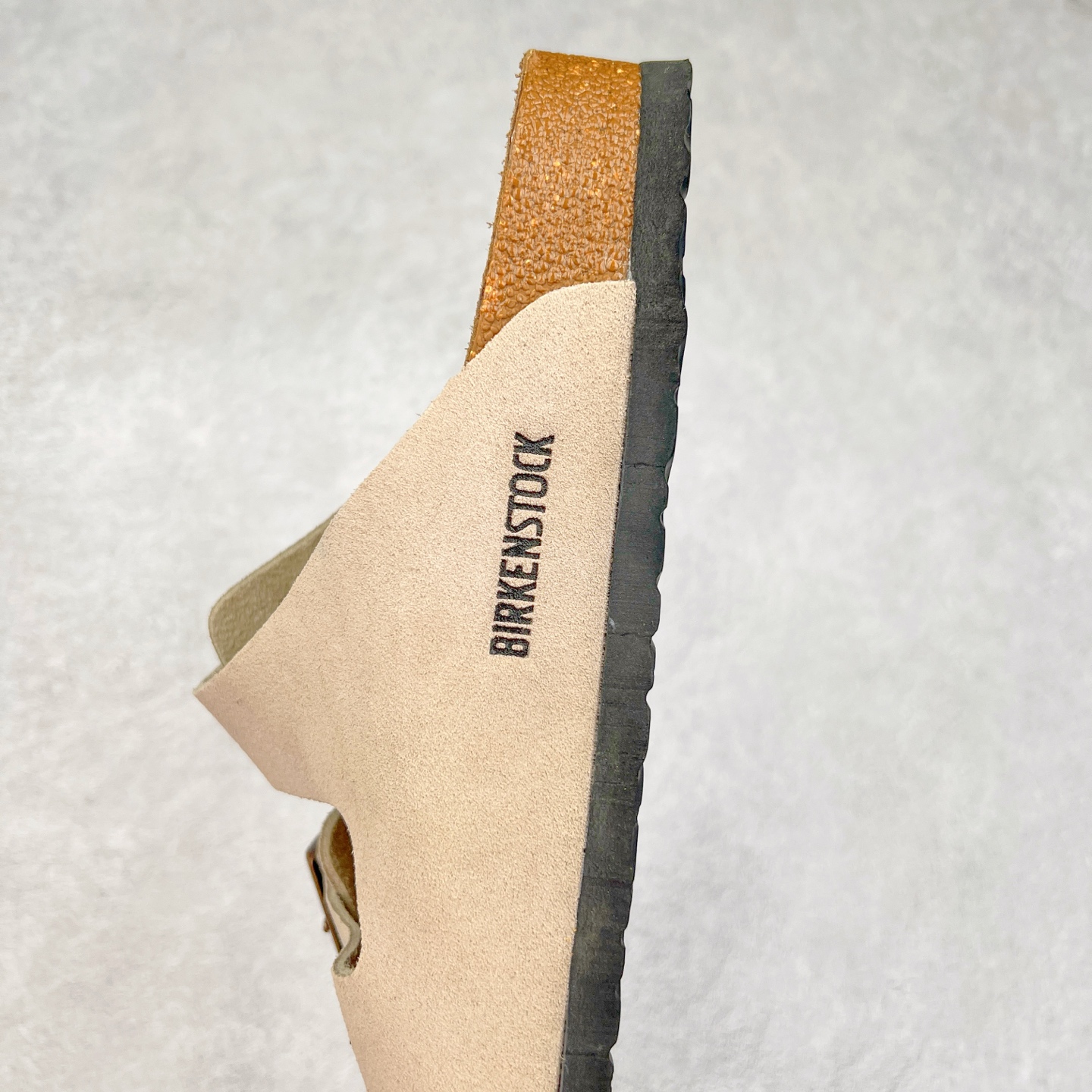 图片[7]-＃福利特价 Birkenstock Arizona 系列勃肯皮革绒面双扣时尚凉拖鞋 牛皮绒面革质地柔软 搭配可调节鞋扣提升穿着舒适度 人体工学设计分散脚部压力 保护脚踝 软木乳胶鞋床具有一定的收缩性 长时间穿着后能贴合脚型 EVA鞋底回弹性和抗张性力高 具有良好的防震、缓冲性 四季皆宜 柔软的鞋床采用额外的泡沫缓冲层 提供额外的舒适感和全天支撑 尺码：35-44-选品中心