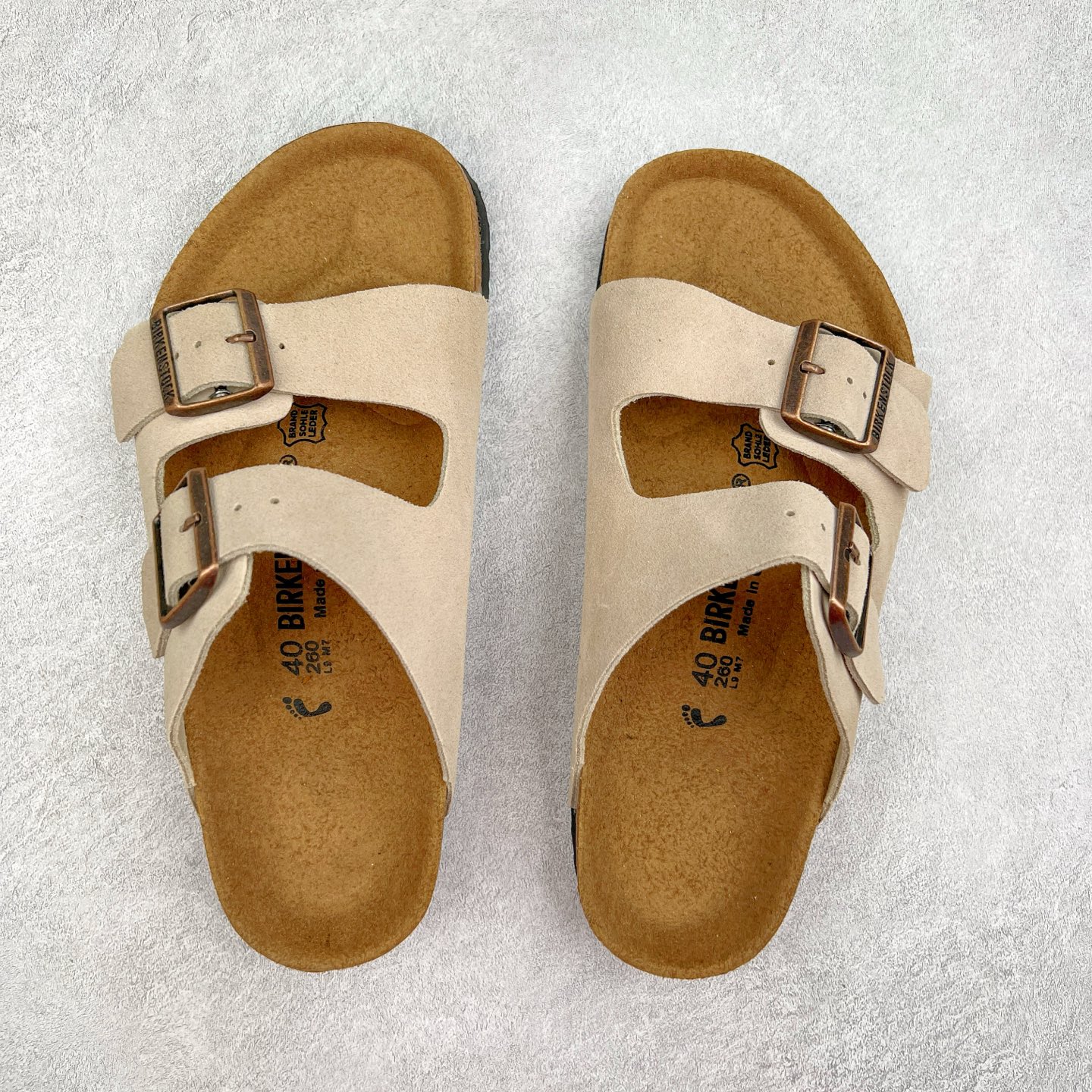 图片[3]-＃福利特价 Birkenstock Arizona 系列勃肯皮革绒面双扣时尚凉拖鞋 牛皮绒面革质地柔软 搭配可调节鞋扣提升穿着舒适度 人体工学设计分散脚部压力 保护脚踝 软木乳胶鞋床具有一定的收缩性 长时间穿着后能贴合脚型 EVA鞋底回弹性和抗张性力高 具有良好的防震、缓冲性 四季皆宜 柔软的鞋床采用额外的泡沫缓冲层 提供额外的舒适感和全天支撑 尺码：35-44-选品中心