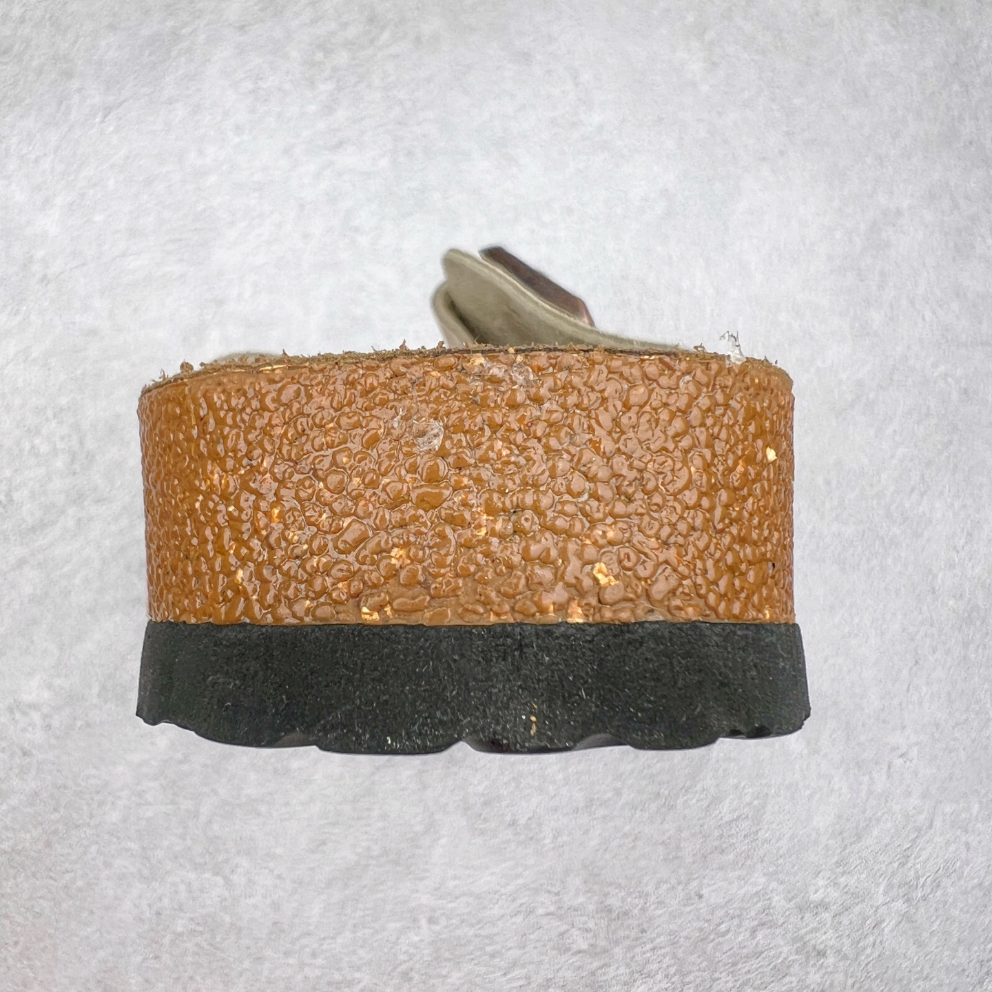 图片[8]-＃福利特价 Birkenstock Arizona 系列勃肯皮革绒面双扣时尚凉拖鞋 牛皮绒面革质地柔软 搭配可调节鞋扣提升穿着舒适度 人体工学设计分散脚部压力 保护脚踝 软木乳胶鞋床具有一定的收缩性 长时间穿着后能贴合脚型 EVA鞋底回弹性和抗张性力高 具有良好的防震、缓冲性 四季皆宜 柔软的鞋床采用额外的泡沫缓冲层 提供额外的舒适感和全天支撑 尺码：35-44-选品中心