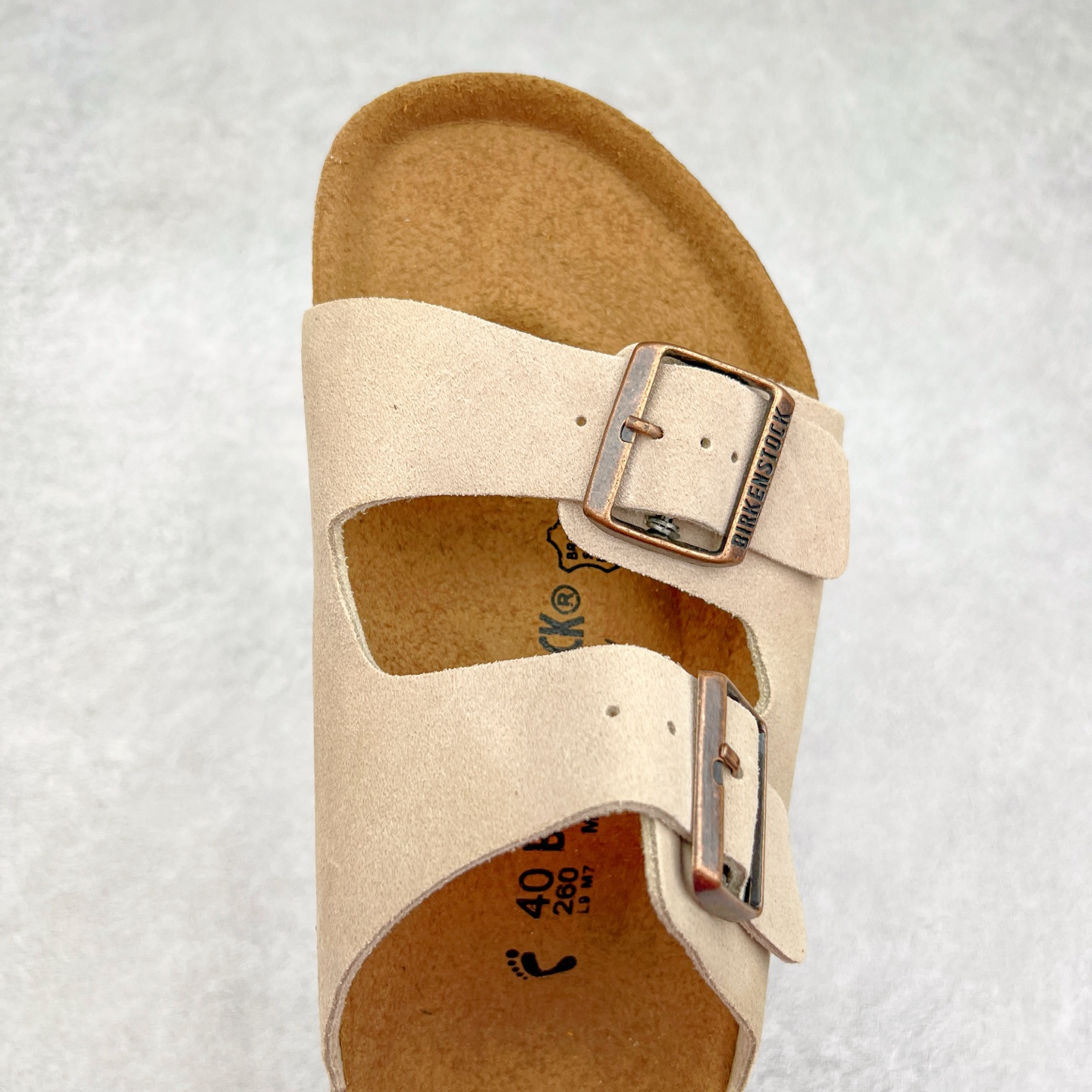 图片[4]-＃福利特价 Birkenstock Arizona 系列勃肯皮革绒面双扣时尚凉拖鞋 牛皮绒面革质地柔软 搭配可调节鞋扣提升穿着舒适度 人体工学设计分散脚部压力 保护脚踝 软木乳胶鞋床具有一定的收缩性 长时间穿着后能贴合脚型 EVA鞋底回弹性和抗张性力高 具有良好的防震、缓冲性 四季皆宜 柔软的鞋床采用额外的泡沫缓冲层 提供额外的舒适感和全天支撑 尺码：35-44-选品中心