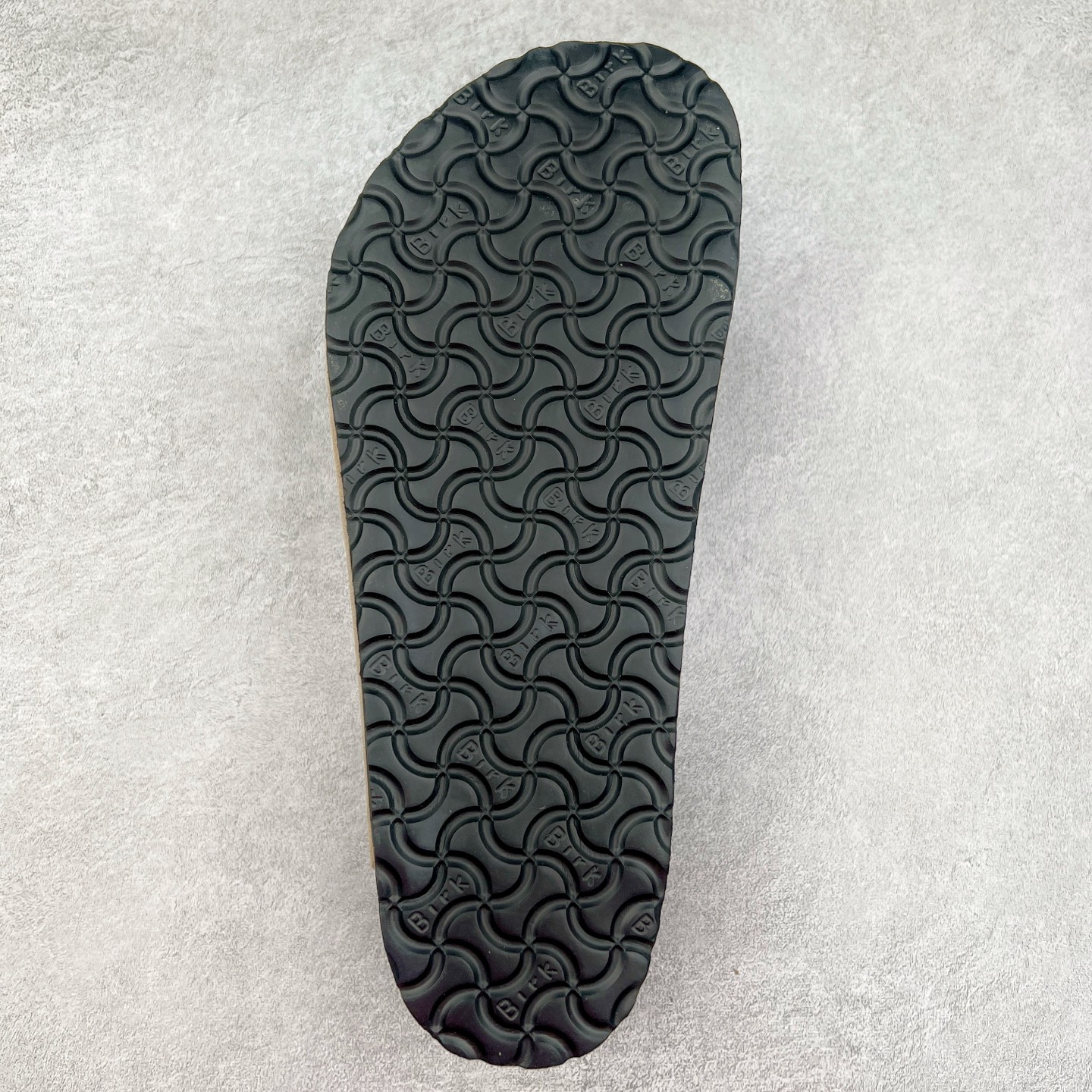 图片[9]-＃福利特价 Birkenstock Arizona 系列勃肯皮革绒面双扣时尚凉拖鞋 牛皮绒面革质地柔软 搭配可调节鞋扣提升穿着舒适度 人体工学设计分散脚部压力 保护脚踝 软木乳胶鞋床具有一定的收缩性 长时间穿着后能贴合脚型 EVA鞋底回弹性和抗张性力高 具有良好的防震、缓冲性 四季皆宜 柔软的鞋床采用额外的泡沫缓冲层 提供额外的舒适感和全天支撑 尺码：35-44-选品中心