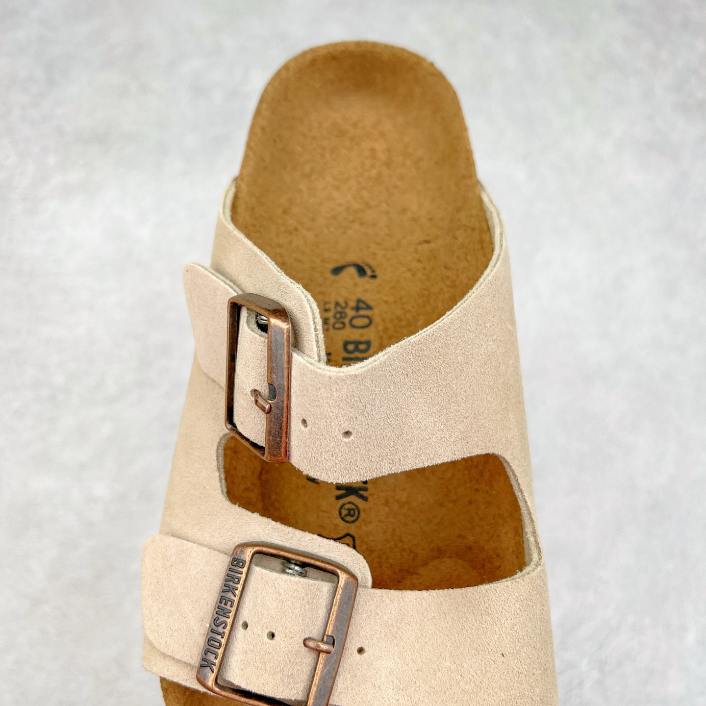 图片[5]-＃福利特价 Birkenstock Arizona 系列勃肯皮革绒面双扣时尚凉拖鞋 牛皮绒面革质地柔软 搭配可调节鞋扣提升穿着舒适度 人体工学设计分散脚部压力 保护脚踝 软木乳胶鞋床具有一定的收缩性 长时间穿着后能贴合脚型 EVA鞋底回弹性和抗张性力高 具有良好的防震、缓冲性 四季皆宜 柔软的鞋床采用额外的泡沫缓冲层 提供额外的舒适感和全天支撑 尺码：35-44-选品中心