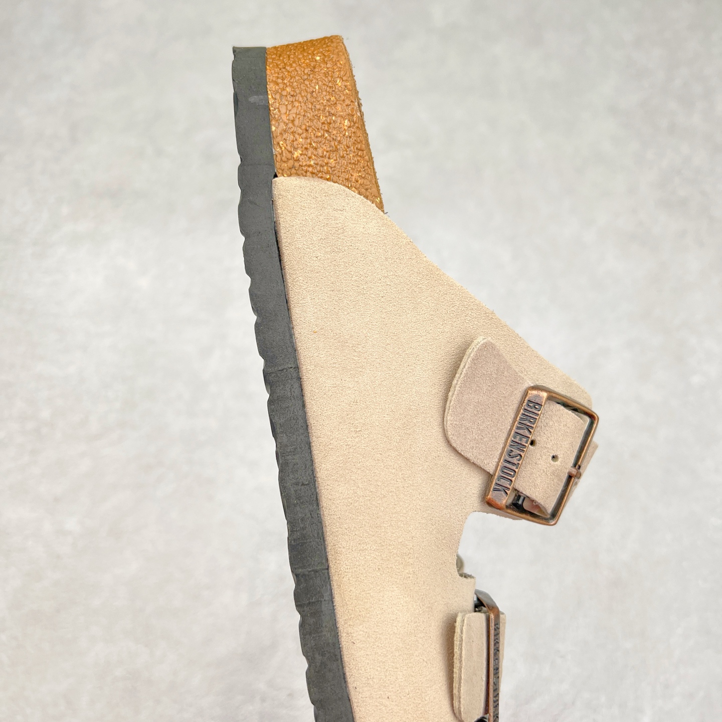 图片[6]-＃福利特价 Birkenstock Arizona 系列勃肯皮革绒面双扣时尚凉拖鞋 牛皮绒面革质地柔软 搭配可调节鞋扣提升穿着舒适度 人体工学设计分散脚部压力 保护脚踝 软木乳胶鞋床具有一定的收缩性 长时间穿着后能贴合脚型 EVA鞋底回弹性和抗张性力高 具有良好的防震、缓冲性 四季皆宜 柔软的鞋床采用额外的泡沫缓冲层 提供额外的舒适感和全天支撑 尺码：35-44-选品中心