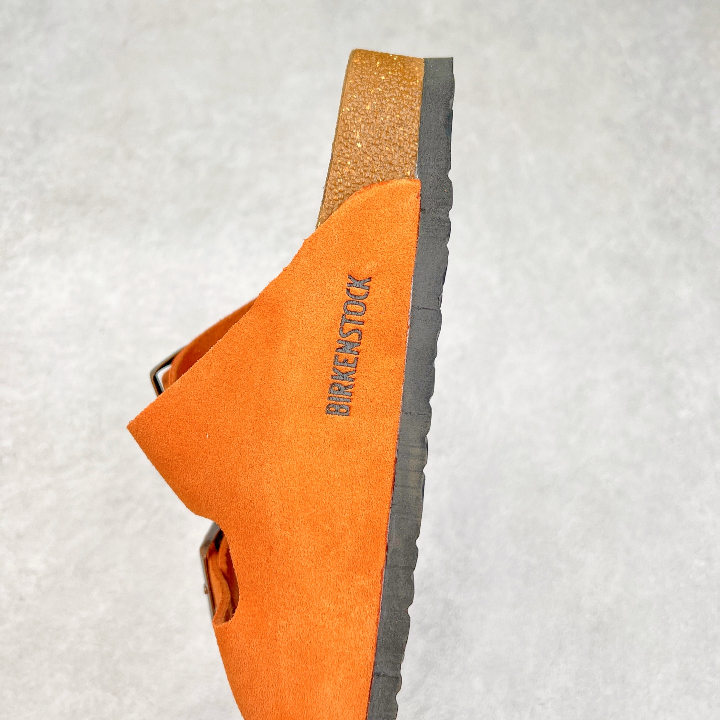 图片[7]-＃福利特价 Birkenstock Arizona 系列勃肯皮革绒面双扣时尚凉拖鞋 牛皮绒面革质地柔软 搭配可调节鞋扣提升穿着舒适度 人体工学设计分散脚部压力 保护脚踝 软木乳胶鞋床具有一定的收缩性 长时间穿着后能贴合脚型 EVA鞋底回弹性和抗张性力高 具有良好的防震、缓冲性 四季皆宜 柔软的鞋床采用额外的泡沫缓冲层 提供额外的舒适感和全天支撑 尺码：35-44-选品中心