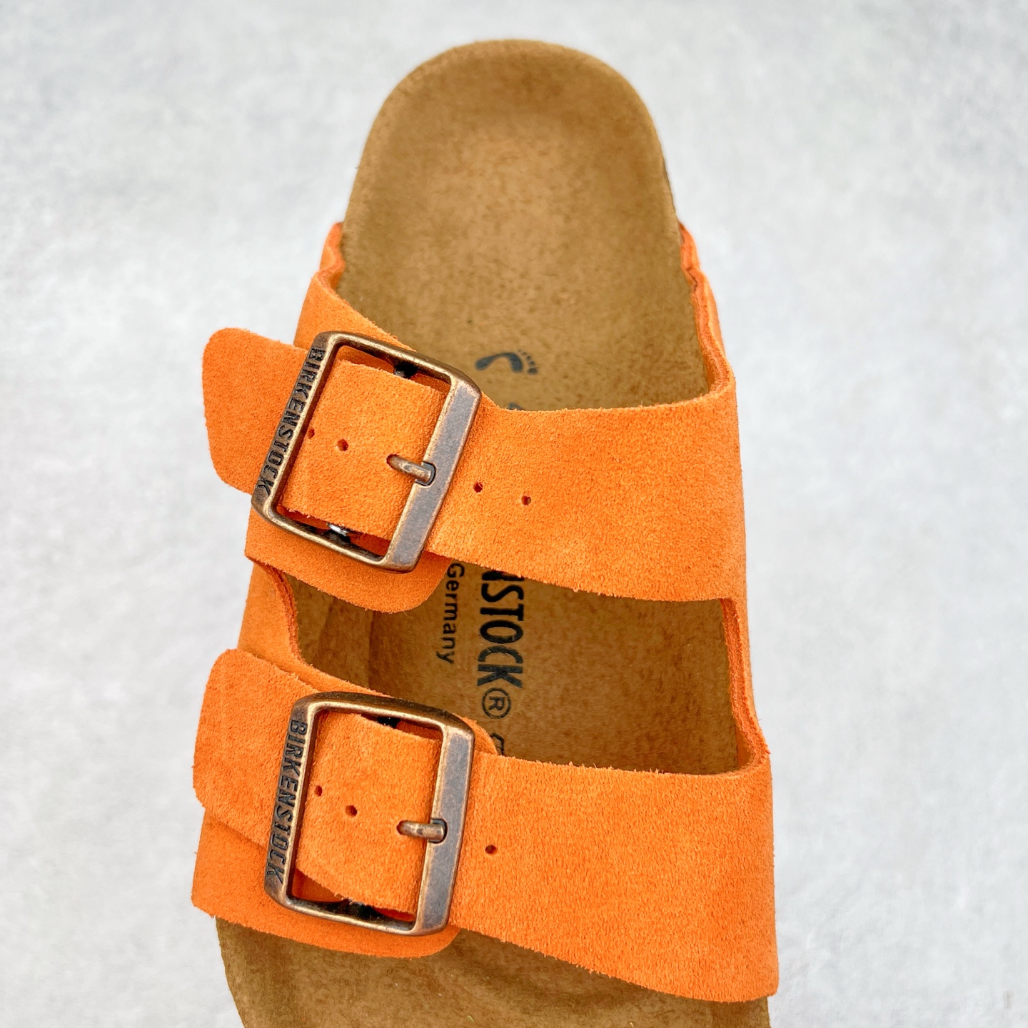 图片[5]-＃福利特价 Birkenstock Arizona 系列勃肯皮革绒面双扣时尚凉拖鞋 牛皮绒面革质地柔软 搭配可调节鞋扣提升穿着舒适度 人体工学设计分散脚部压力 保护脚踝 软木乳胶鞋床具有一定的收缩性 长时间穿着后能贴合脚型 EVA鞋底回弹性和抗张性力高 具有良好的防震、缓冲性 四季皆宜 柔软的鞋床采用额外的泡沫缓冲层 提供额外的舒适感和全天支撑 尺码：35-44-选品中心