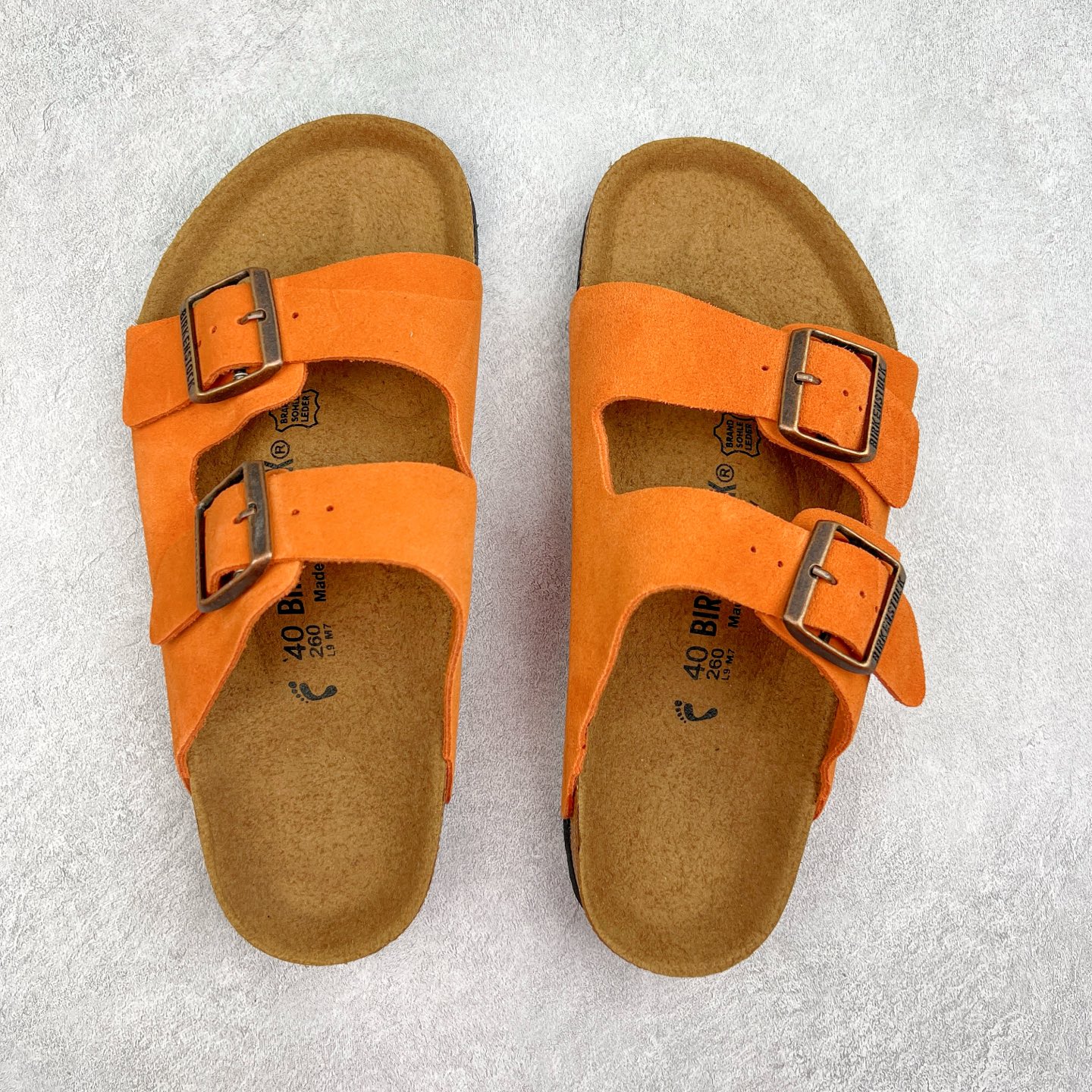 图片[3]-＃福利特价 Birkenstock Arizona 系列勃肯皮革绒面双扣时尚凉拖鞋 牛皮绒面革质地柔软 搭配可调节鞋扣提升穿着舒适度 人体工学设计分散脚部压力 保护脚踝 软木乳胶鞋床具有一定的收缩性 长时间穿着后能贴合脚型 EVA鞋底回弹性和抗张性力高 具有良好的防震、缓冲性 四季皆宜 柔软的鞋床采用额外的泡沫缓冲层 提供额外的舒适感和全天支撑 尺码：35-44-选品中心