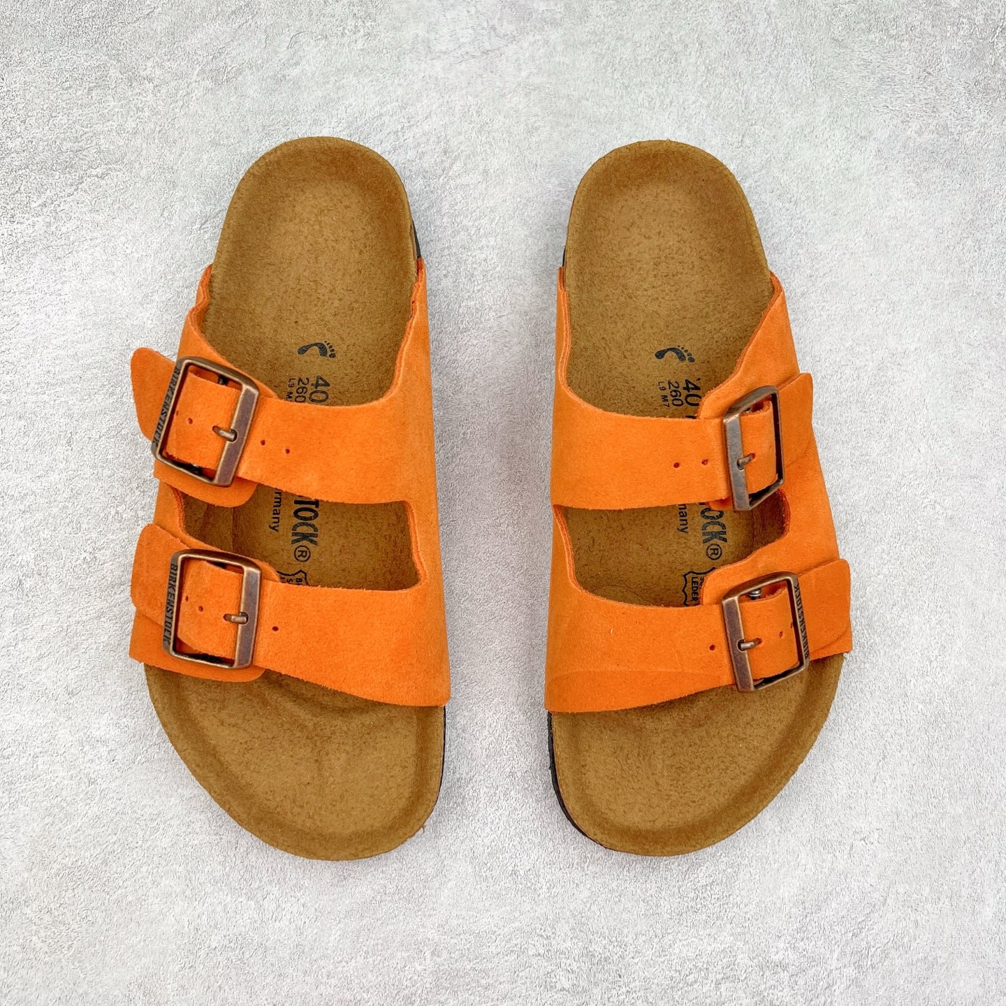 图片[2]-＃福利特价 Birkenstock Arizona 系列勃肯皮革绒面双扣时尚凉拖鞋 牛皮绒面革质地柔软 搭配可调节鞋扣提升穿着舒适度 人体工学设计分散脚部压力 保护脚踝 软木乳胶鞋床具有一定的收缩性 长时间穿着后能贴合脚型 EVA鞋底回弹性和抗张性力高 具有良好的防震、缓冲性 四季皆宜 柔软的鞋床采用额外的泡沫缓冲层 提供额外的舒适感和全天支撑 尺码：35-44-选品中心