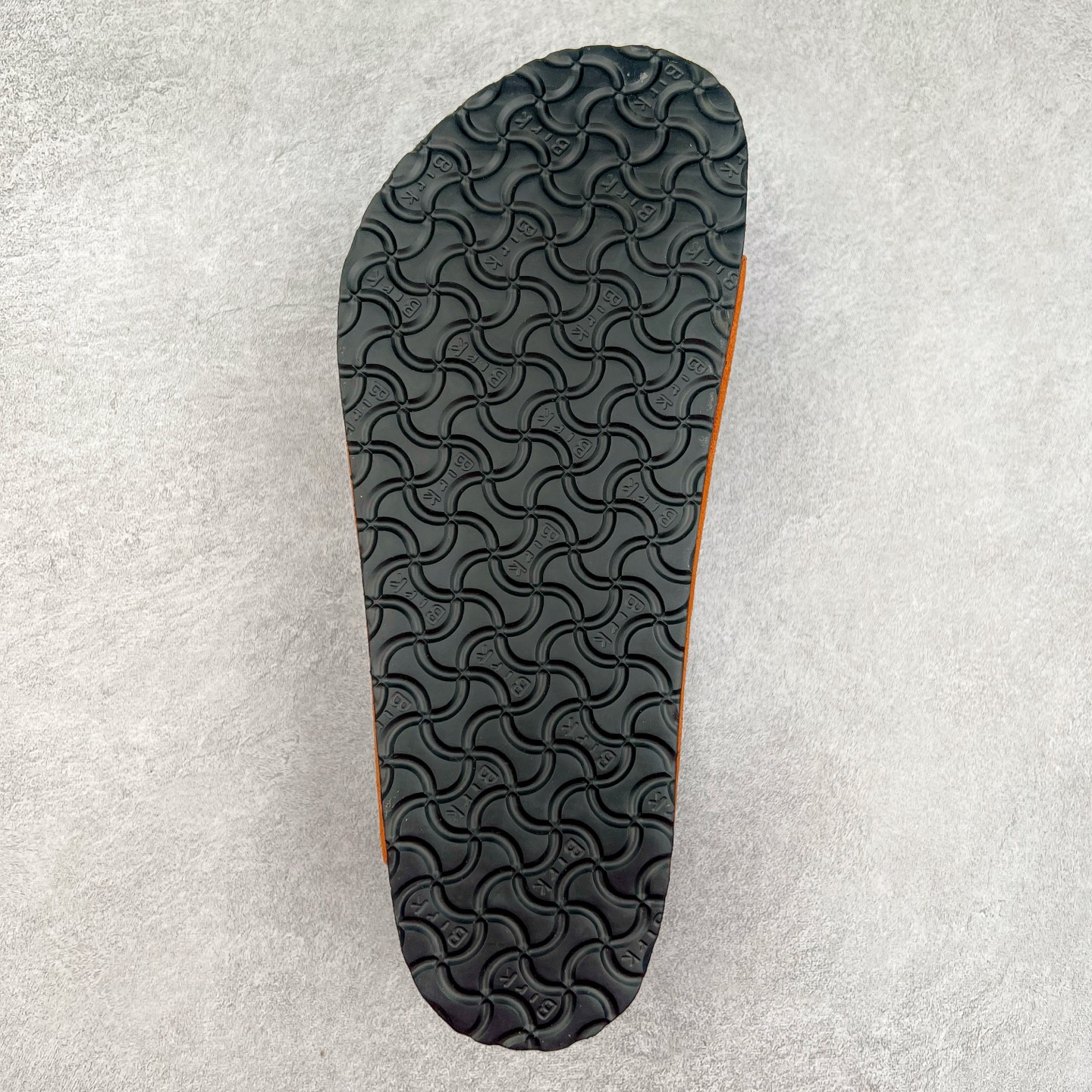 图片[9]-＃福利特价 Birkenstock Arizona 系列勃肯皮革绒面双扣时尚凉拖鞋 牛皮绒面革质地柔软 搭配可调节鞋扣提升穿着舒适度 人体工学设计分散脚部压力 保护脚踝 软木乳胶鞋床具有一定的收缩性 长时间穿着后能贴合脚型 EVA鞋底回弹性和抗张性力高 具有良好的防震、缓冲性 四季皆宜 柔软的鞋床采用额外的泡沫缓冲层 提供额外的舒适感和全天支撑 尺码：35-44-选品中心