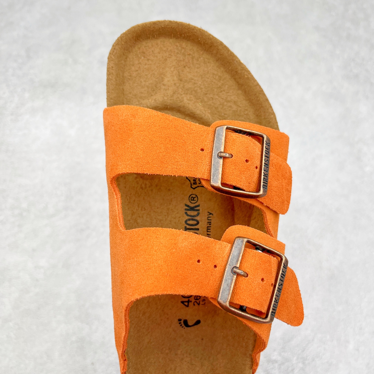 图片[4]-＃福利特价 Birkenstock Arizona 系列勃肯皮革绒面双扣时尚凉拖鞋 牛皮绒面革质地柔软 搭配可调节鞋扣提升穿着舒适度 人体工学设计分散脚部压力 保护脚踝 软木乳胶鞋床具有一定的收缩性 长时间穿着后能贴合脚型 EVA鞋底回弹性和抗张性力高 具有良好的防震、缓冲性 四季皆宜 柔软的鞋床采用额外的泡沫缓冲层 提供额外的舒适感和全天支撑 尺码：35-44-选品中心