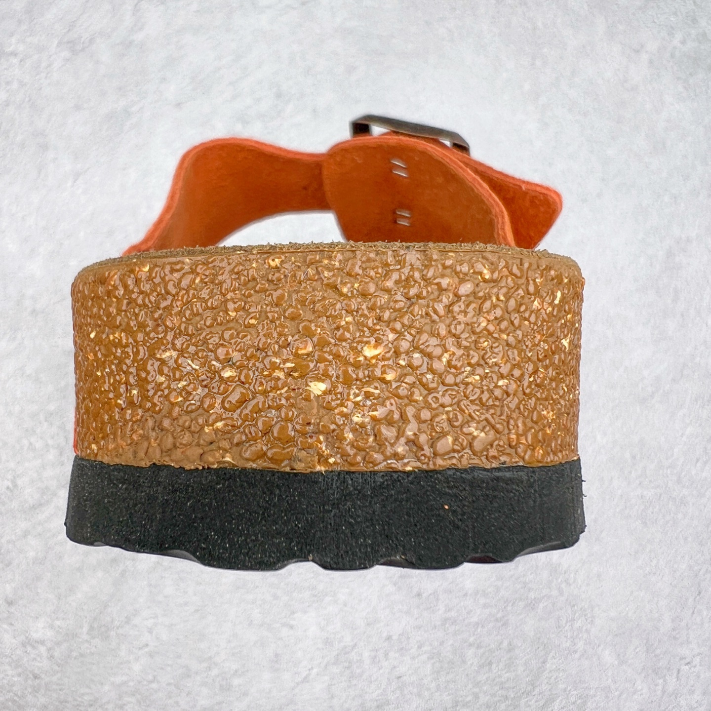 图片[8]-＃福利特价 Birkenstock Arizona 系列勃肯皮革绒面双扣时尚凉拖鞋 牛皮绒面革质地柔软 搭配可调节鞋扣提升穿着舒适度 人体工学设计分散脚部压力 保护脚踝 软木乳胶鞋床具有一定的收缩性 长时间穿着后能贴合脚型 EVA鞋底回弹性和抗张性力高 具有良好的防震、缓冲性 四季皆宜 柔软的鞋床采用额外的泡沫缓冲层 提供额外的舒适感和全天支撑 尺码：35-44-选品中心