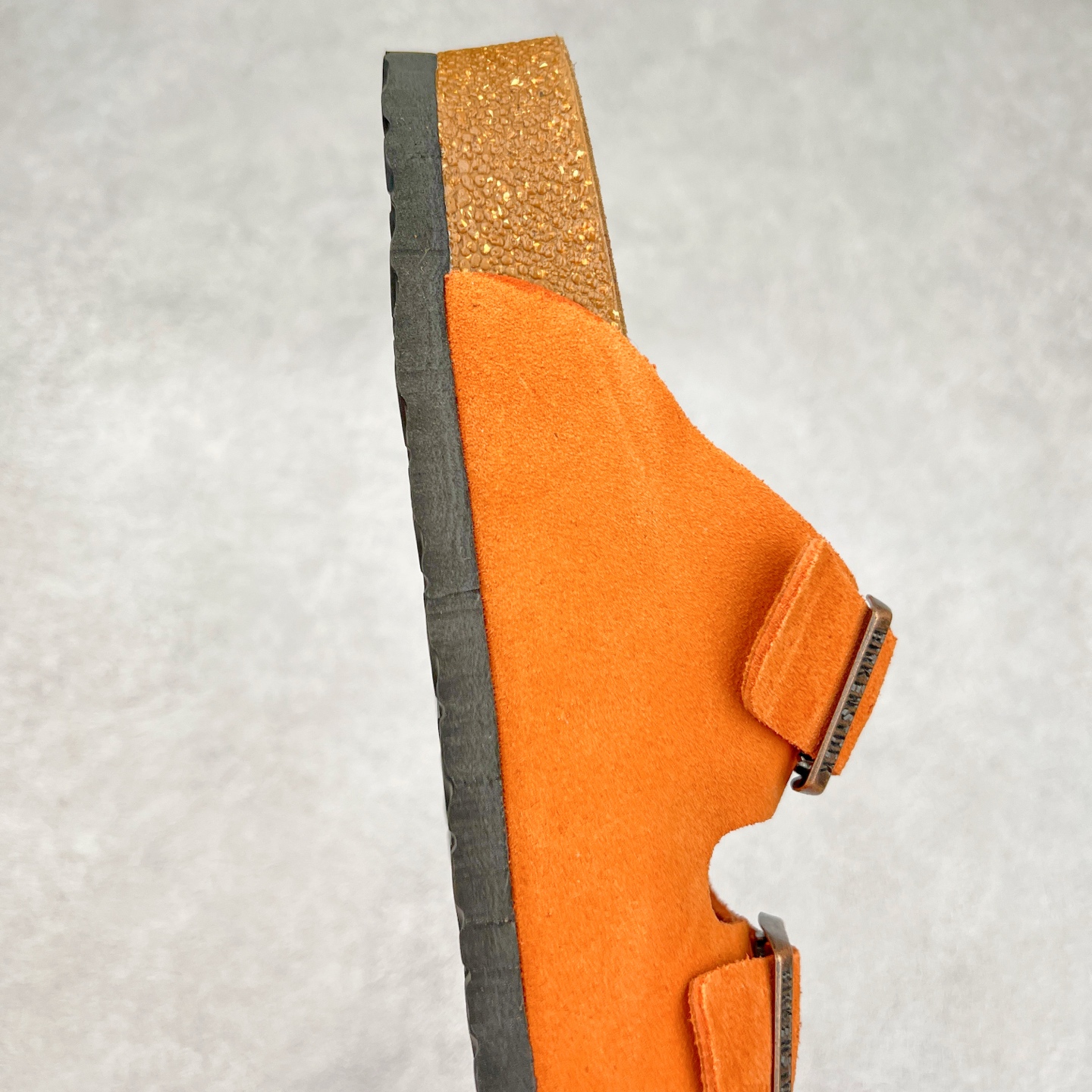 图片[6]-＃福利特价 Birkenstock Arizona 系列勃肯皮革绒面双扣时尚凉拖鞋 牛皮绒面革质地柔软 搭配可调节鞋扣提升穿着舒适度 人体工学设计分散脚部压力 保护脚踝 软木乳胶鞋床具有一定的收缩性 长时间穿着后能贴合脚型 EVA鞋底回弹性和抗张性力高 具有良好的防震、缓冲性 四季皆宜 柔软的鞋床采用额外的泡沫缓冲层 提供额外的舒适感和全天支撑 尺码：35-44-选品中心