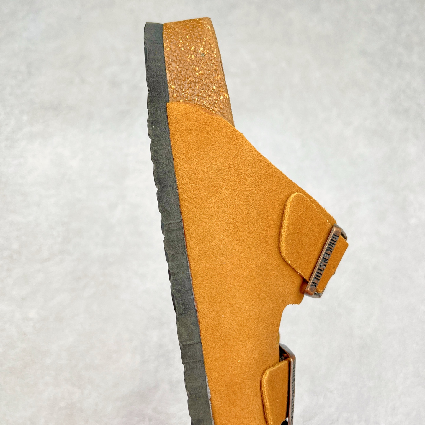 图片[6]-＃福利特价 Birkenstock Arizona 系列勃肯皮革绒面双扣时尚凉拖鞋 牛皮绒面革质地柔软 搭配可调节鞋扣提升穿着舒适度 人体工学设计分散脚部压力 保护脚踝 软木乳胶鞋床具有一定的收缩性 长时间穿着后能贴合脚型 EVA鞋底回弹性和抗张性力高 具有良好的防震、缓冲性 四季皆宜 柔软的鞋床采用额外的泡沫缓冲层 提供额外的舒适感和全天支撑 尺码：35-44-选品中心