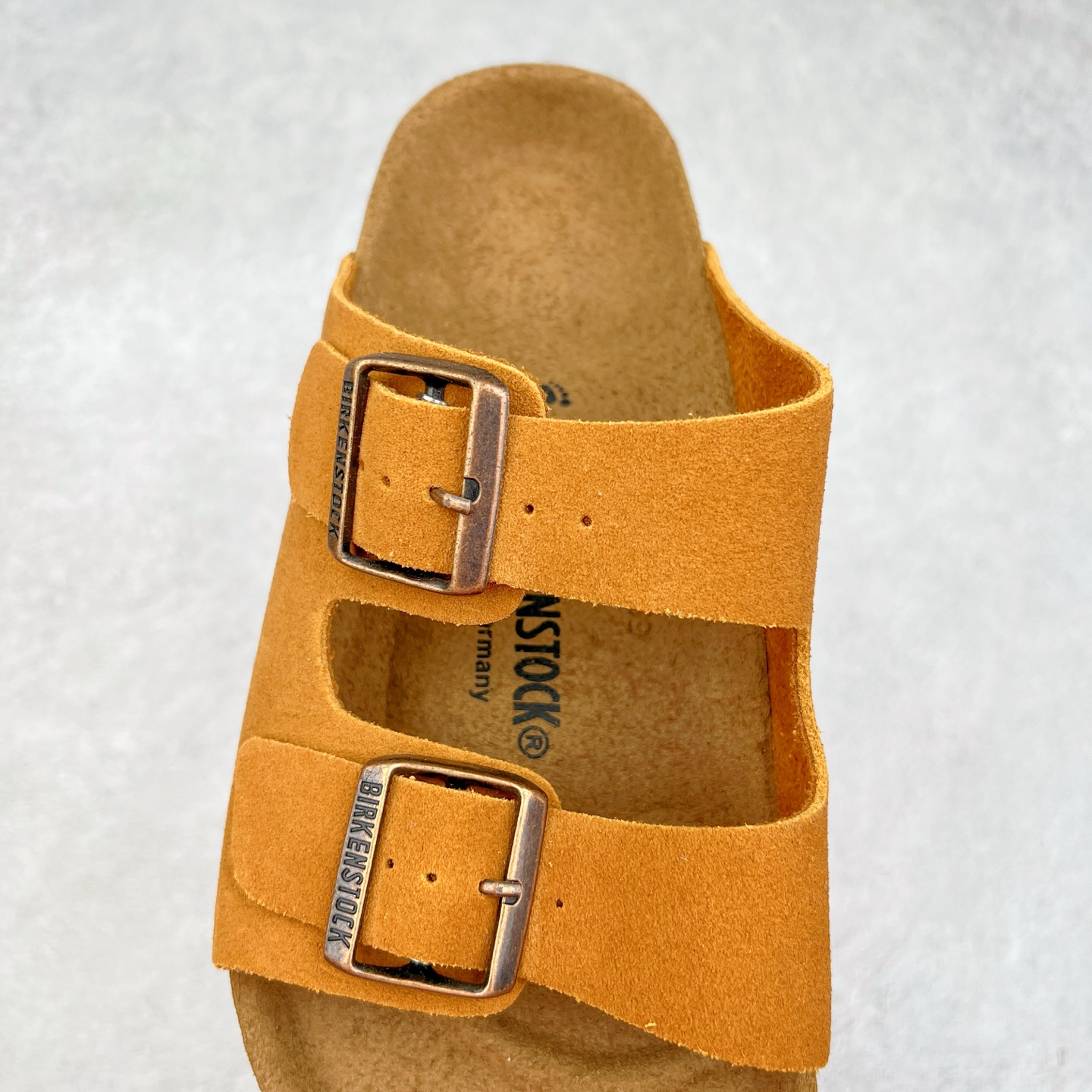 图片[5]-＃福利特价 Birkenstock Arizona 系列勃肯皮革绒面双扣时尚凉拖鞋 牛皮绒面革质地柔软 搭配可调节鞋扣提升穿着舒适度 人体工学设计分散脚部压力 保护脚踝 软木乳胶鞋床具有一定的收缩性 长时间穿着后能贴合脚型 EVA鞋底回弹性和抗张性力高 具有良好的防震、缓冲性 四季皆宜 柔软的鞋床采用额外的泡沫缓冲层 提供额外的舒适感和全天支撑 尺码：35-44-选品中心