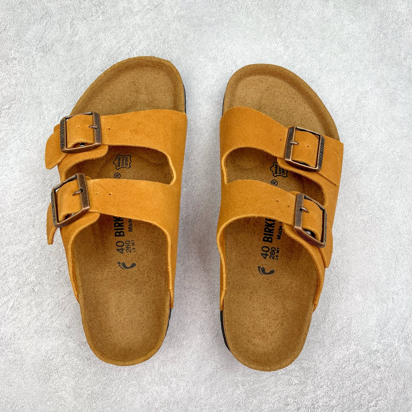 图片[3]-＃福利特价 Birkenstock Arizona 系列勃肯皮革绒面双扣时尚凉拖鞋 牛皮绒面革质地柔软 搭配可调节鞋扣提升穿着舒适度 人体工学设计分散脚部压力 保护脚踝 软木乳胶鞋床具有一定的收缩性 长时间穿着后能贴合脚型 EVA鞋底回弹性和抗张性力高 具有良好的防震、缓冲性 四季皆宜 柔软的鞋床采用额外的泡沫缓冲层 提供额外的舒适感和全天支撑 尺码：35-44-选品中心