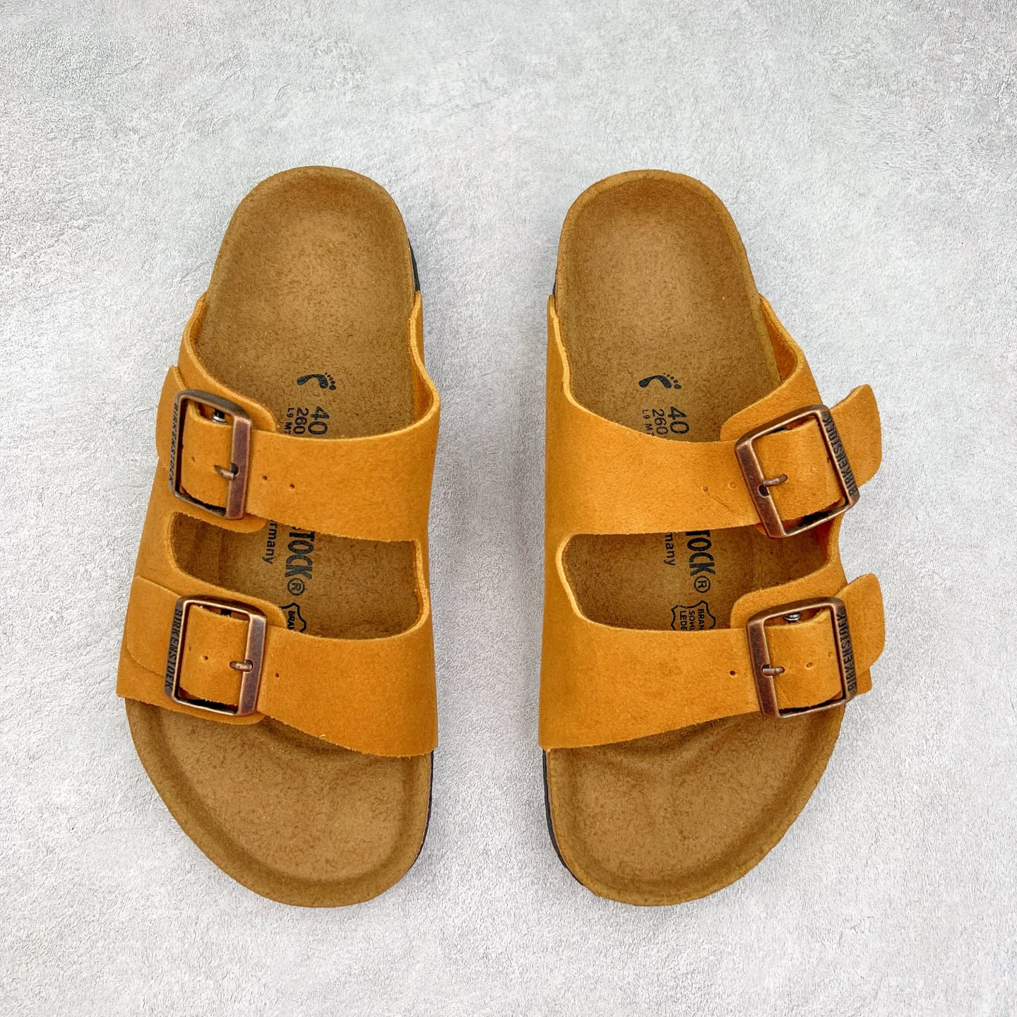 图片[2]-＃福利特价 Birkenstock Arizona 系列勃肯皮革绒面双扣时尚凉拖鞋 牛皮绒面革质地柔软 搭配可调节鞋扣提升穿着舒适度 人体工学设计分散脚部压力 保护脚踝 软木乳胶鞋床具有一定的收缩性 长时间穿着后能贴合脚型 EVA鞋底回弹性和抗张性力高 具有良好的防震、缓冲性 四季皆宜 柔软的鞋床采用额外的泡沫缓冲层 提供额外的舒适感和全天支撑 尺码：35-44-选品中心