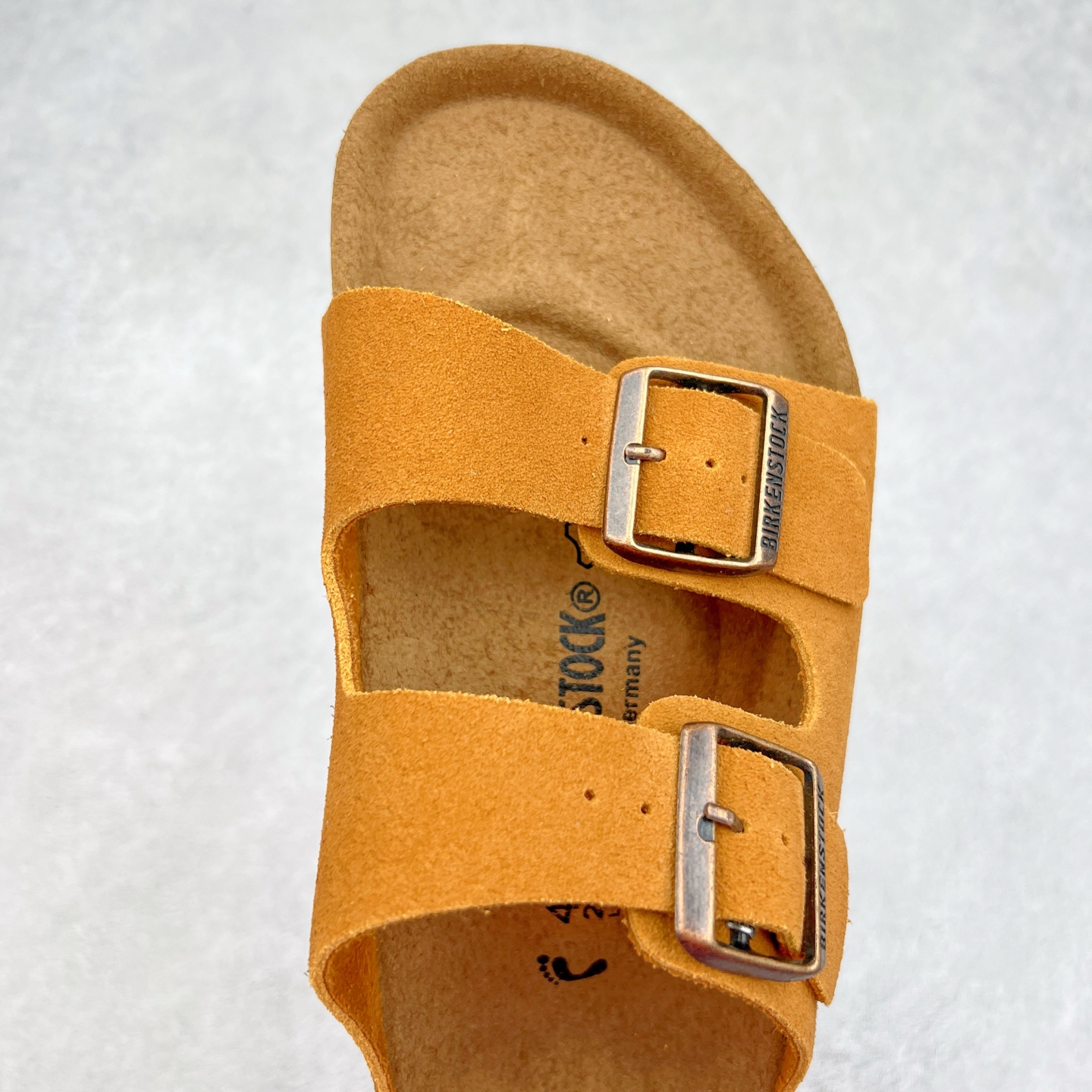 图片[4]-＃福利特价 Birkenstock Arizona 系列勃肯皮革绒面双扣时尚凉拖鞋 牛皮绒面革质地柔软 搭配可调节鞋扣提升穿着舒适度 人体工学设计分散脚部压力 保护脚踝 软木乳胶鞋床具有一定的收缩性 长时间穿着后能贴合脚型 EVA鞋底回弹性和抗张性力高 具有良好的防震、缓冲性 四季皆宜 柔软的鞋床采用额外的泡沫缓冲层 提供额外的舒适感和全天支撑 尺码：35-44-选品中心