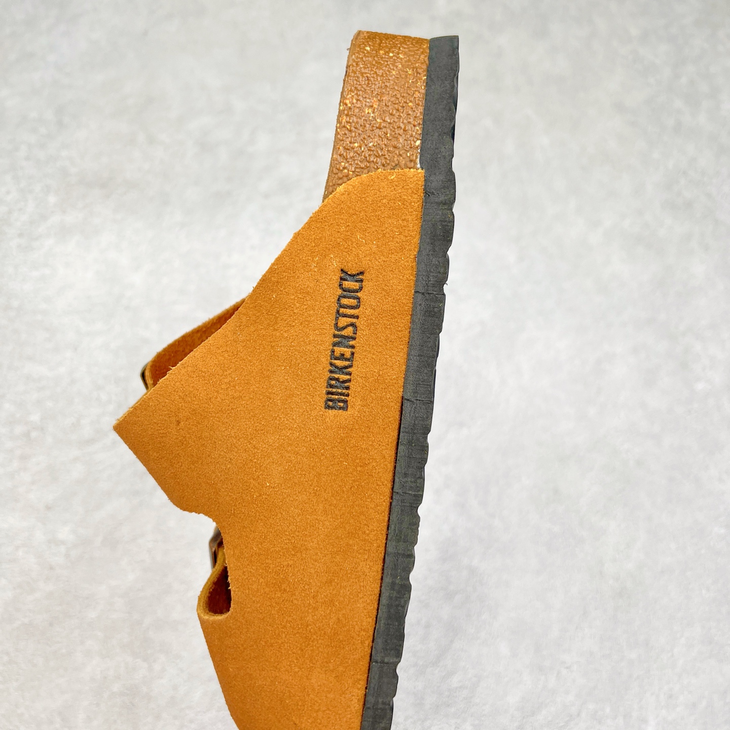 图片[7]-＃福利特价 Birkenstock Arizona 系列勃肯皮革绒面双扣时尚凉拖鞋 牛皮绒面革质地柔软 搭配可调节鞋扣提升穿着舒适度 人体工学设计分散脚部压力 保护脚踝 软木乳胶鞋床具有一定的收缩性 长时间穿着后能贴合脚型 EVA鞋底回弹性和抗张性力高 具有良好的防震、缓冲性 四季皆宜 柔软的鞋床采用额外的泡沫缓冲层 提供额外的舒适感和全天支撑 尺码：35-44-选品中心