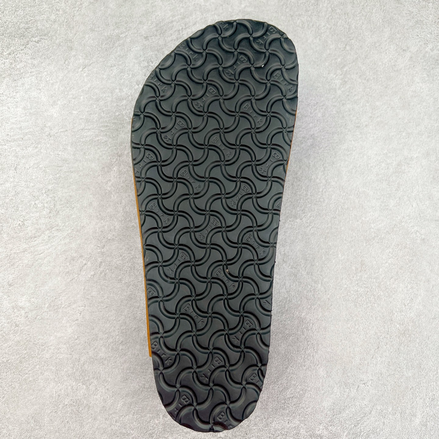 图片[9]-＃福利特价 Birkenstock Arizona 系列勃肯皮革绒面双扣时尚凉拖鞋 牛皮绒面革质地柔软 搭配可调节鞋扣提升穿着舒适度 人体工学设计分散脚部压力 保护脚踝 软木乳胶鞋床具有一定的收缩性 长时间穿着后能贴合脚型 EVA鞋底回弹性和抗张性力高 具有良好的防震、缓冲性 四季皆宜 柔软的鞋床采用额外的泡沫缓冲层 提供额外的舒适感和全天支撑 尺码：35-44-选品中心